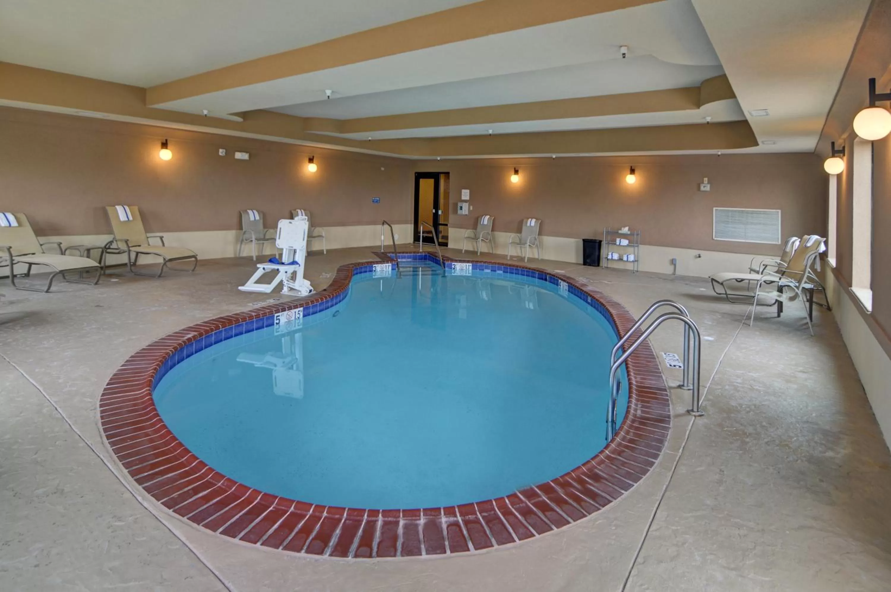 Swimming pool in Holiday Inn Express Hotel and Suites Altus by IHG