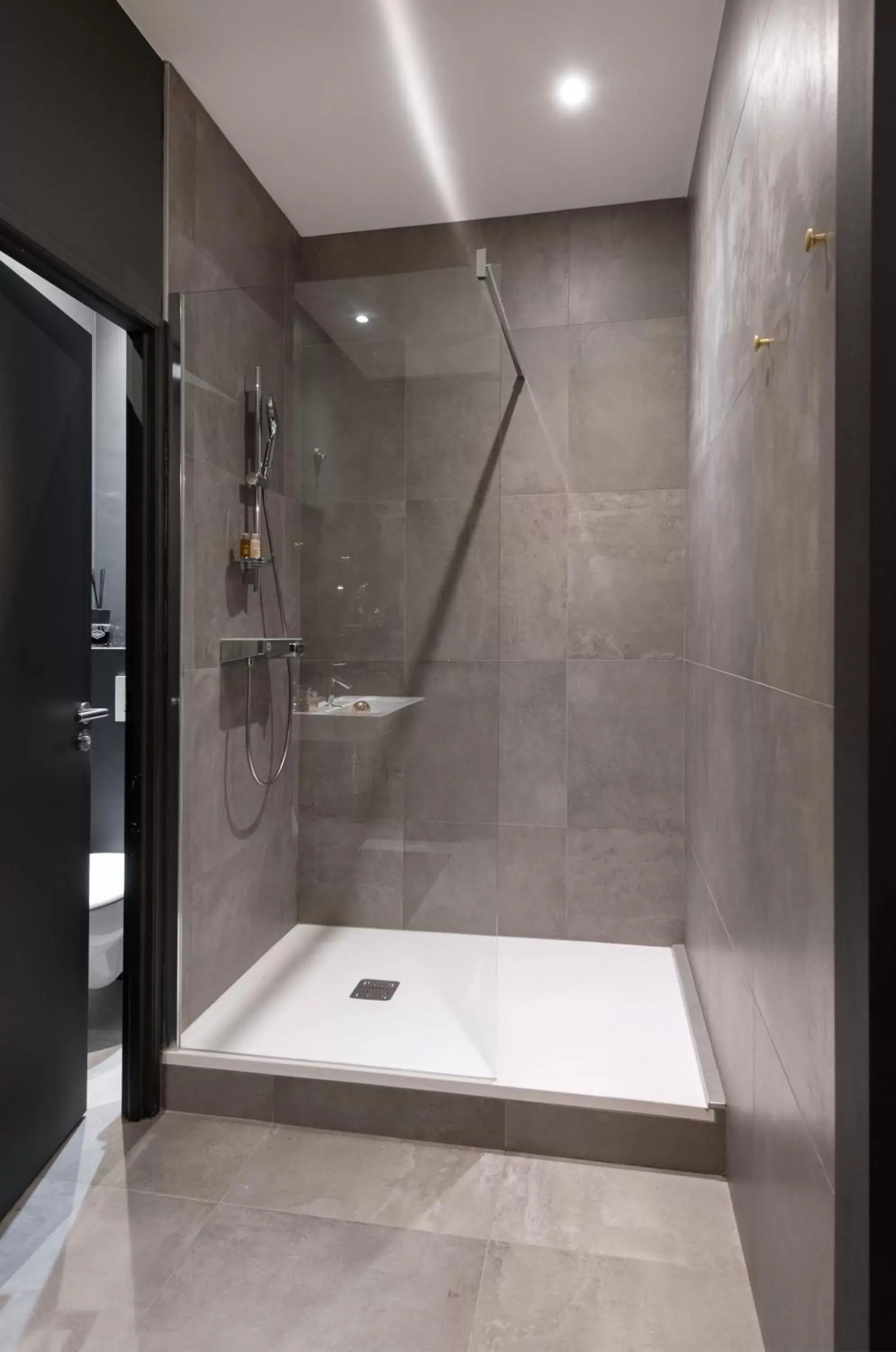 Shower, Bathroom in MiHotel Gailleton