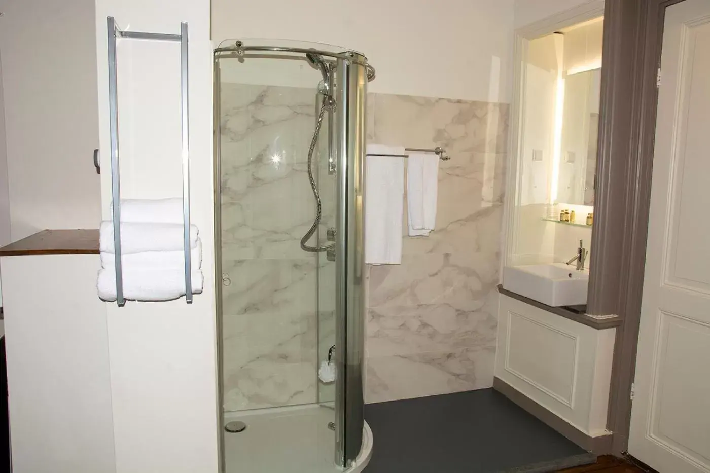 Shower, Bathroom in B&B Belle Chambre - Luxe in Art Deco stijl