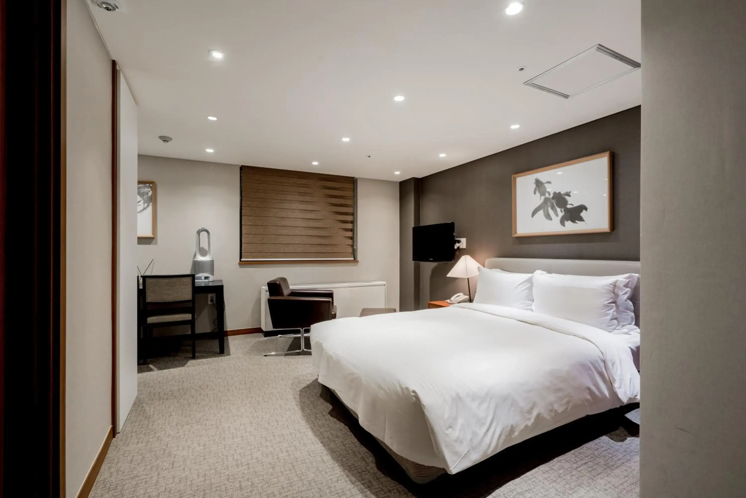 Bed in Oriens Hotel & Residences Myeongdong