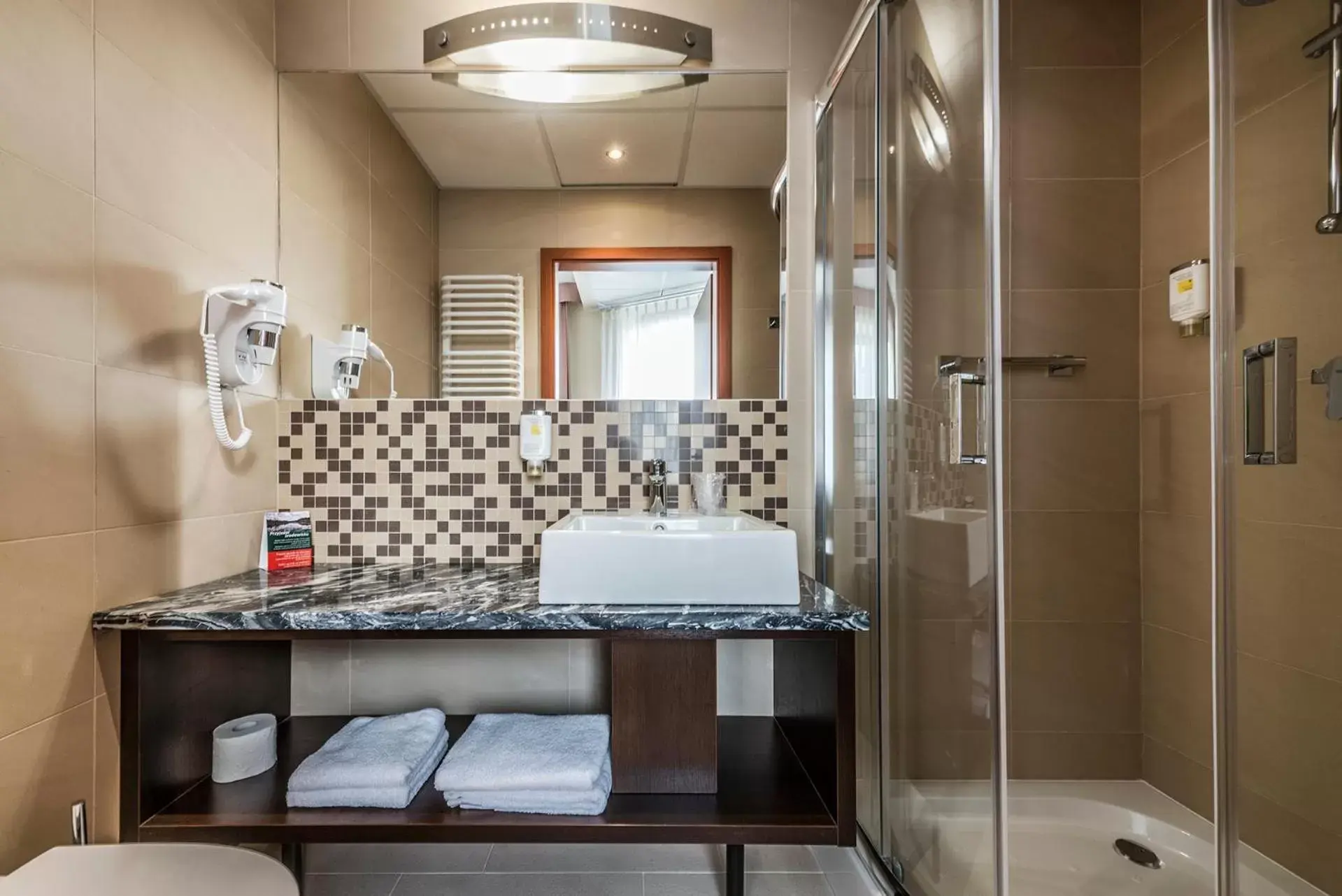 Bathroom in Hotel Victor Pruszków DeSilva Bathroom in Hotel Victor Pruszków DeSilva