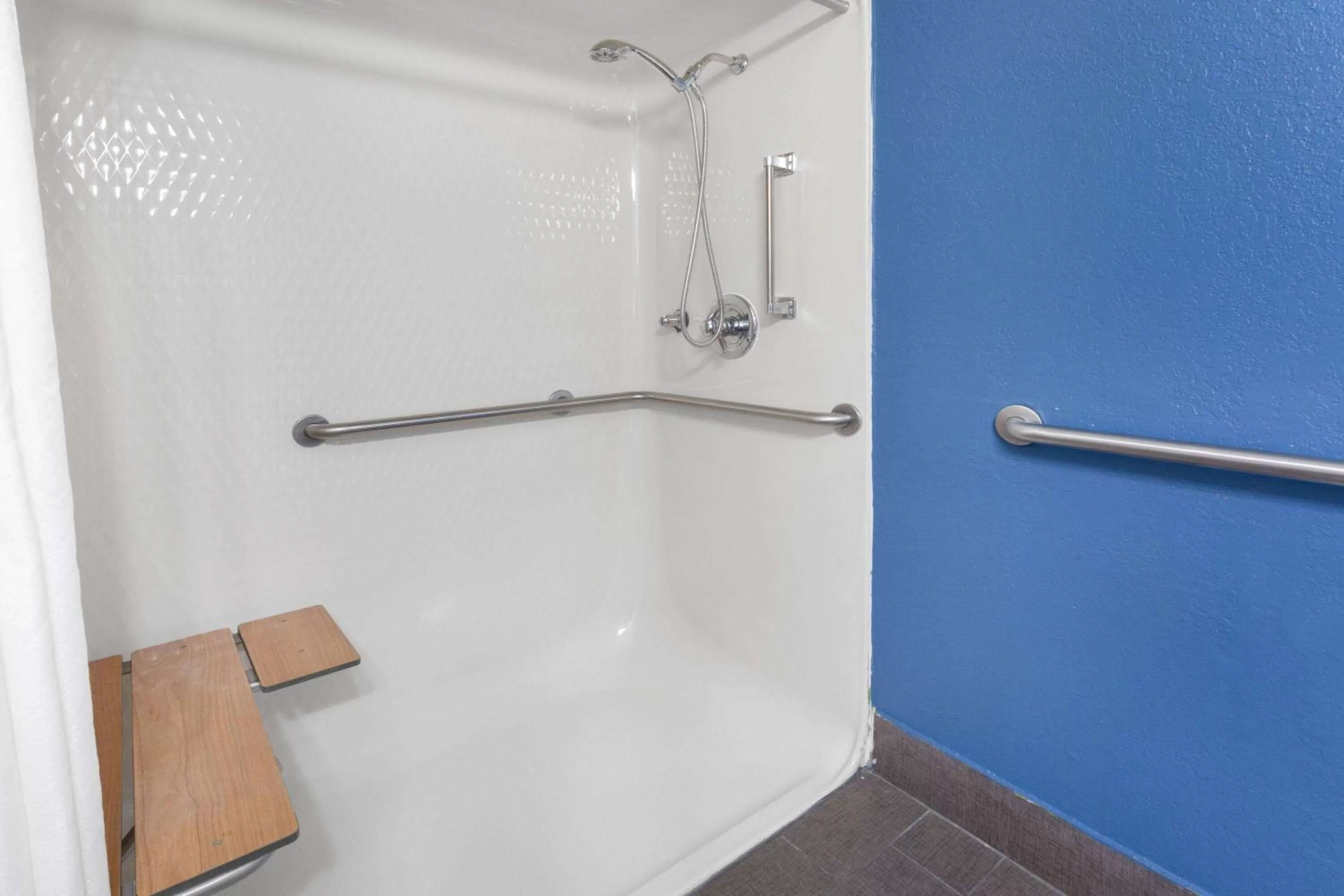 Shower in Baymont by Wyndham Milan