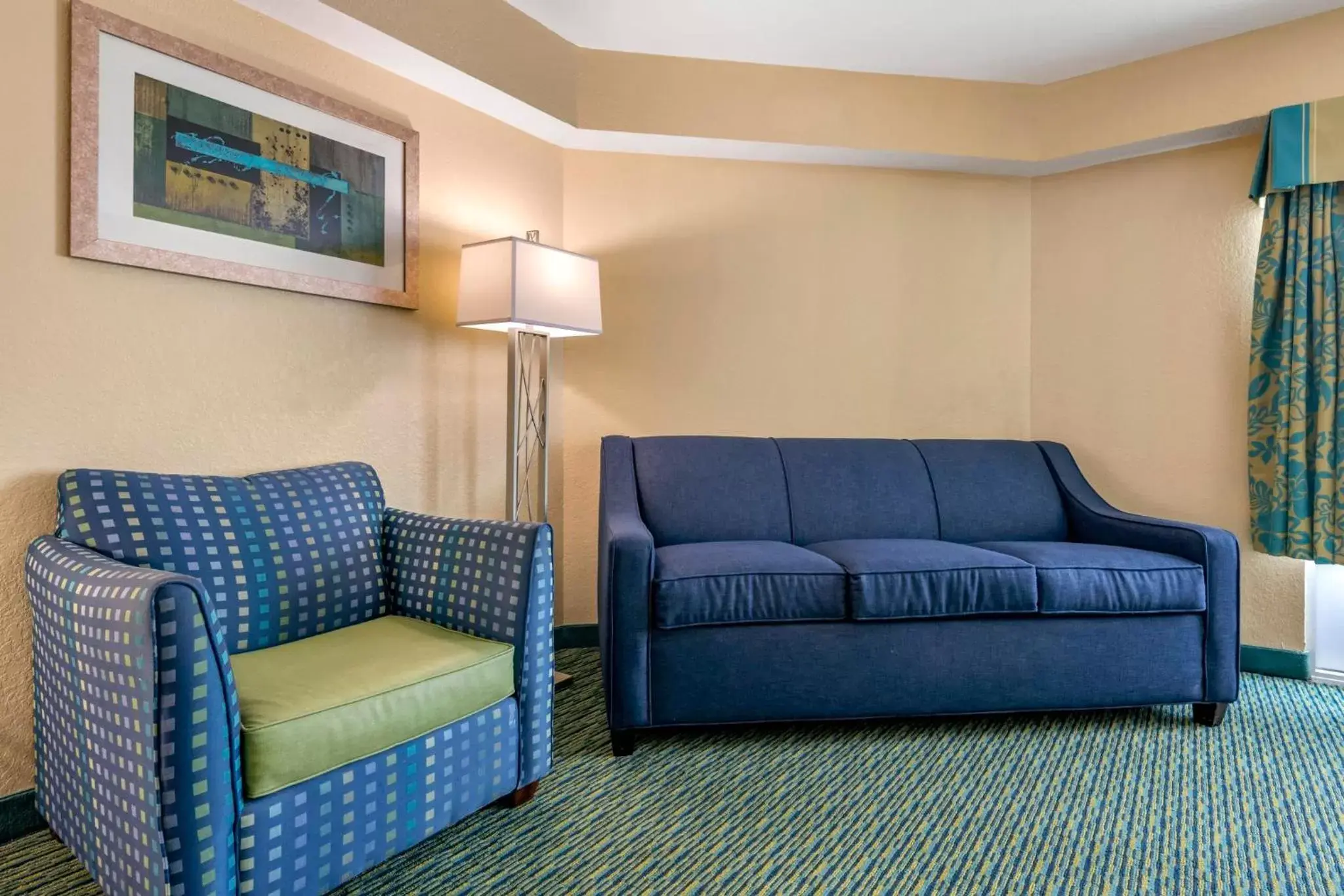 Photo of the whole room, Seating Area in Holiday Inn Resort Orlando - Lake Buena Vista, an IHG Hotel