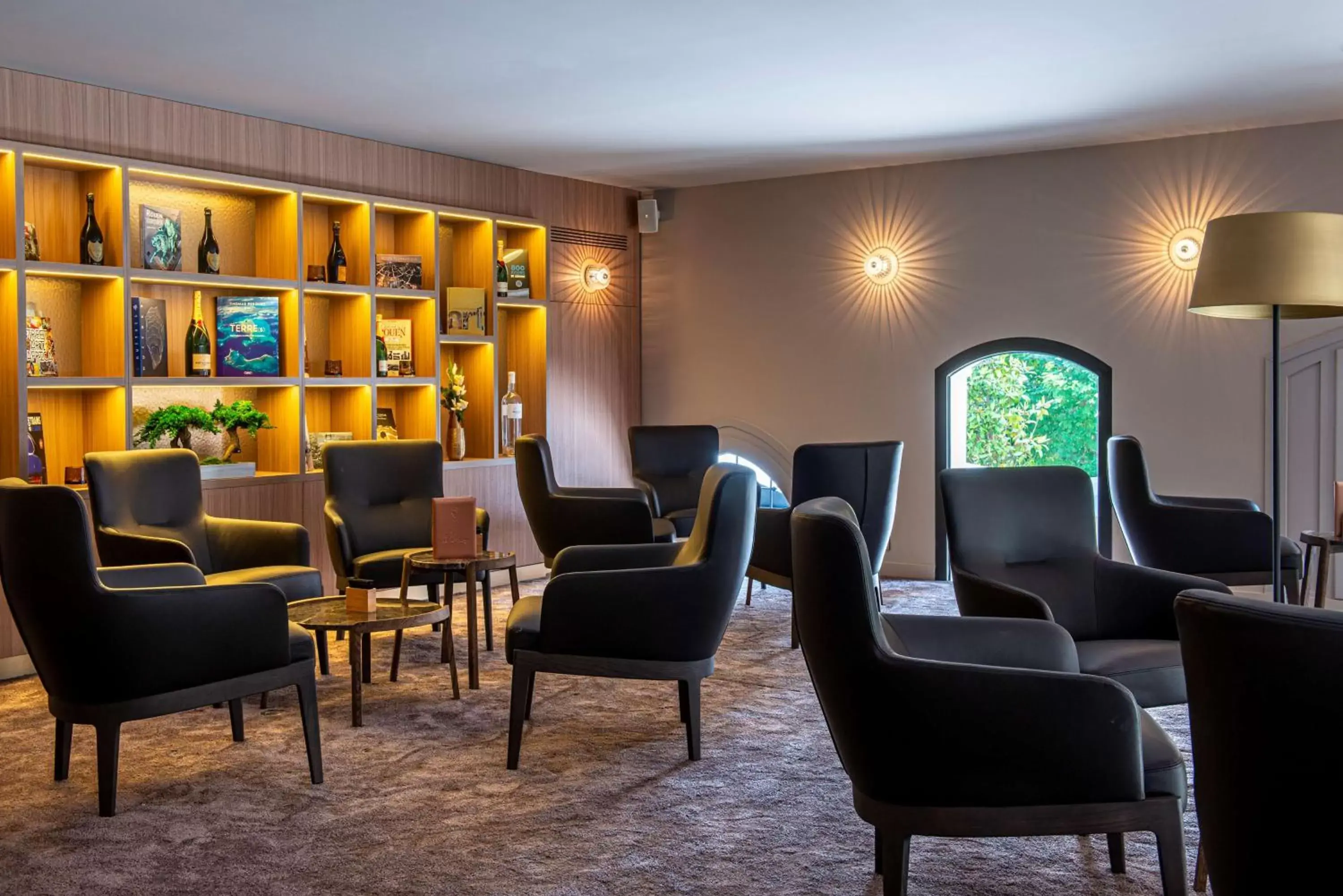 Lounge or bar in Radisson Blu Hotel, Rouen Centre