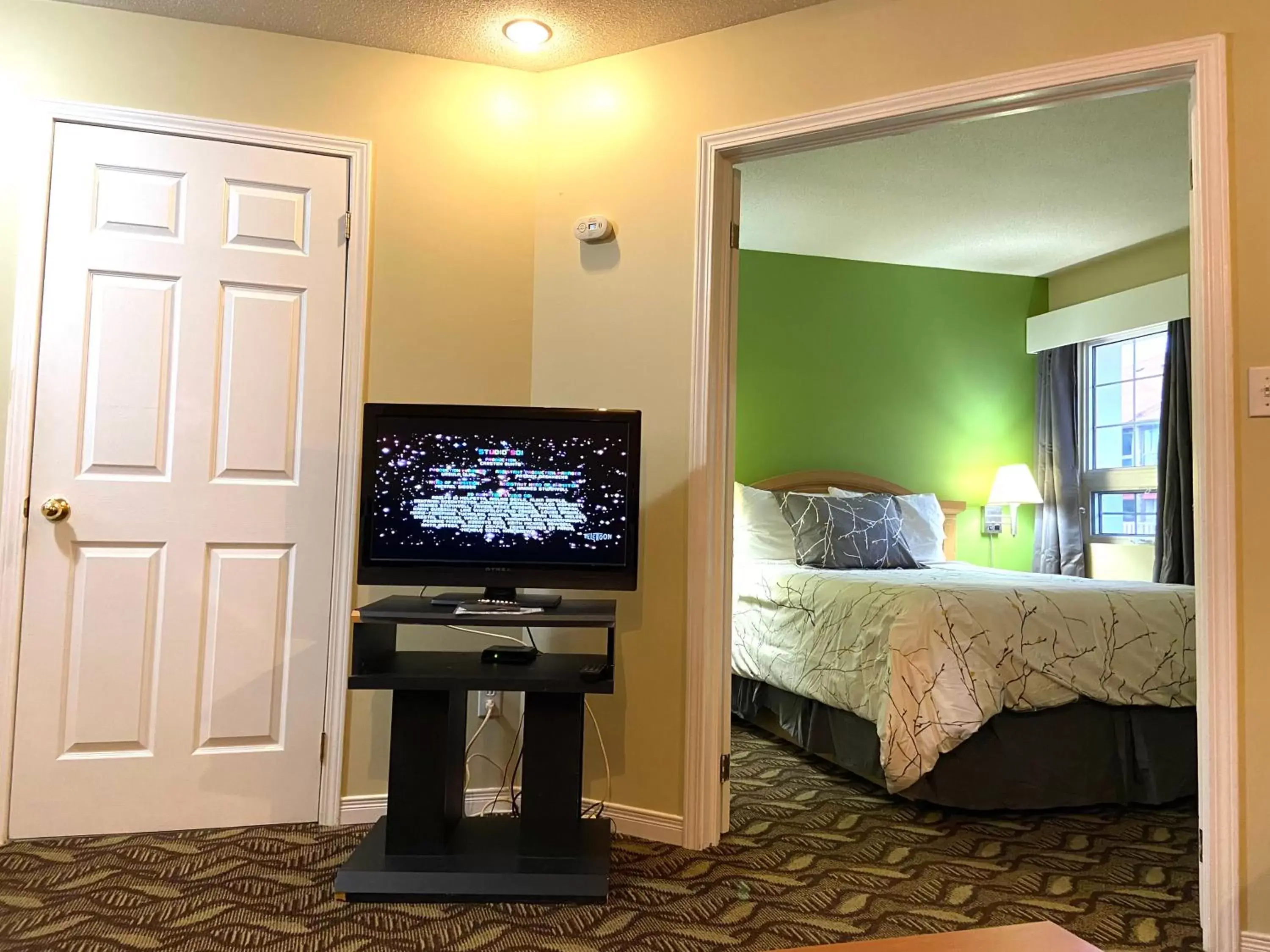 TV/Entertainment Center in Lakeshore Suites