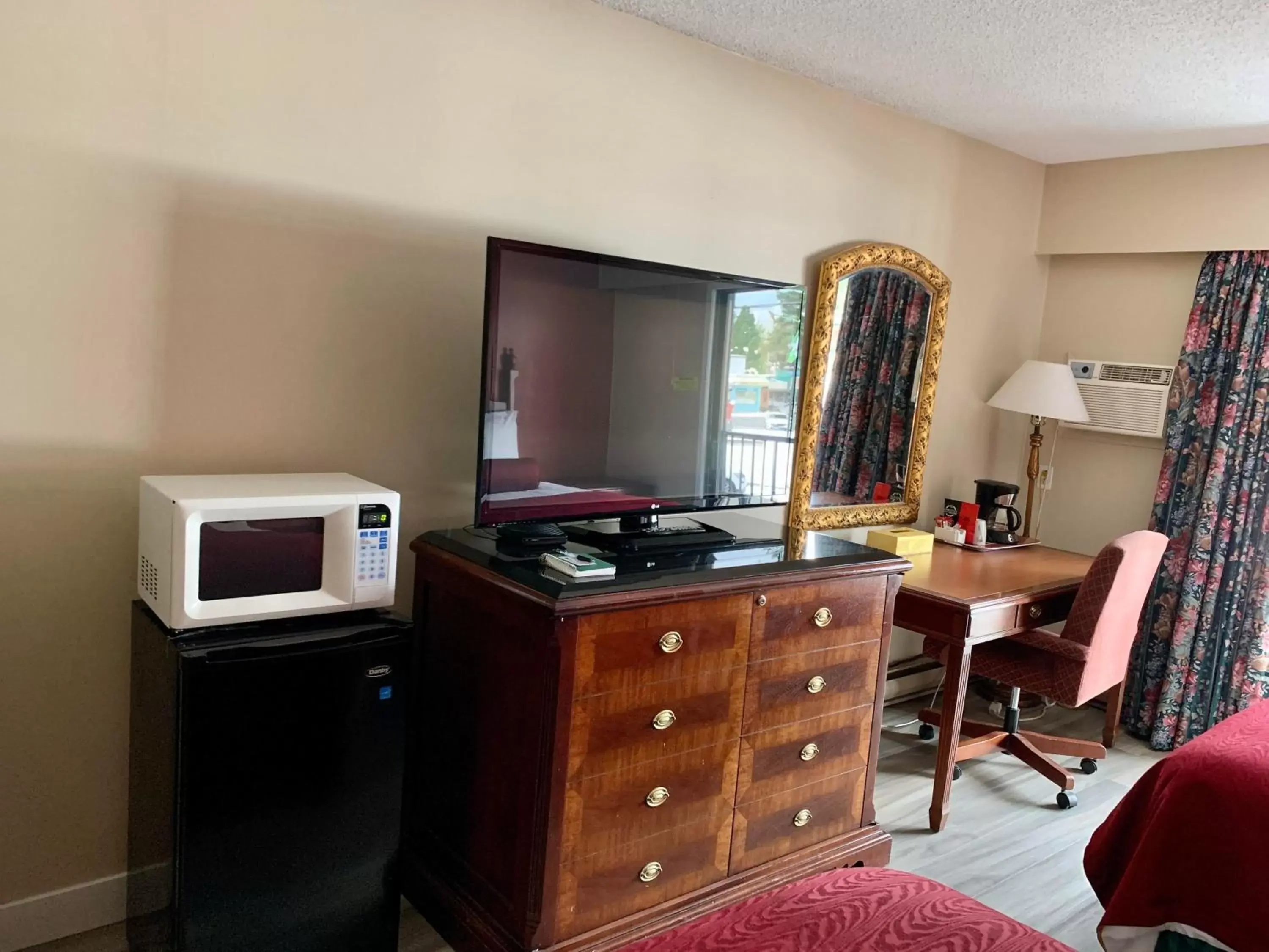 TV/Entertainment Center in Windsor Motel