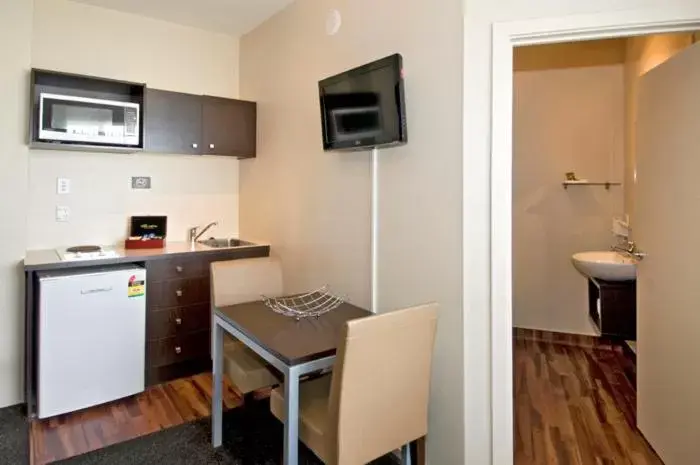 Dining area, Kitchen/Kitchenette in 540 on Great South Motel