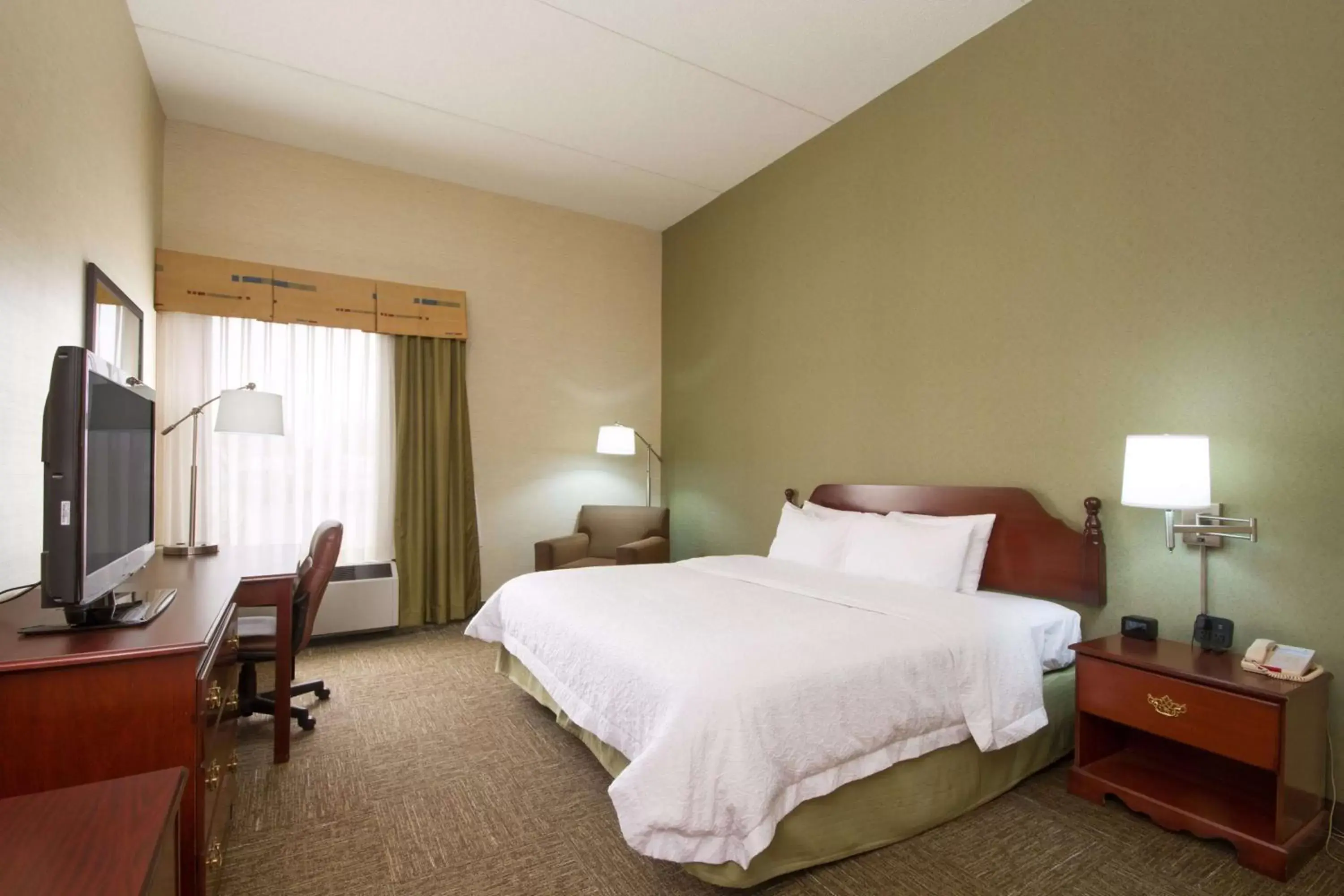 Bedroom, Bed in Hampton Inn Buffalo-South/I-90