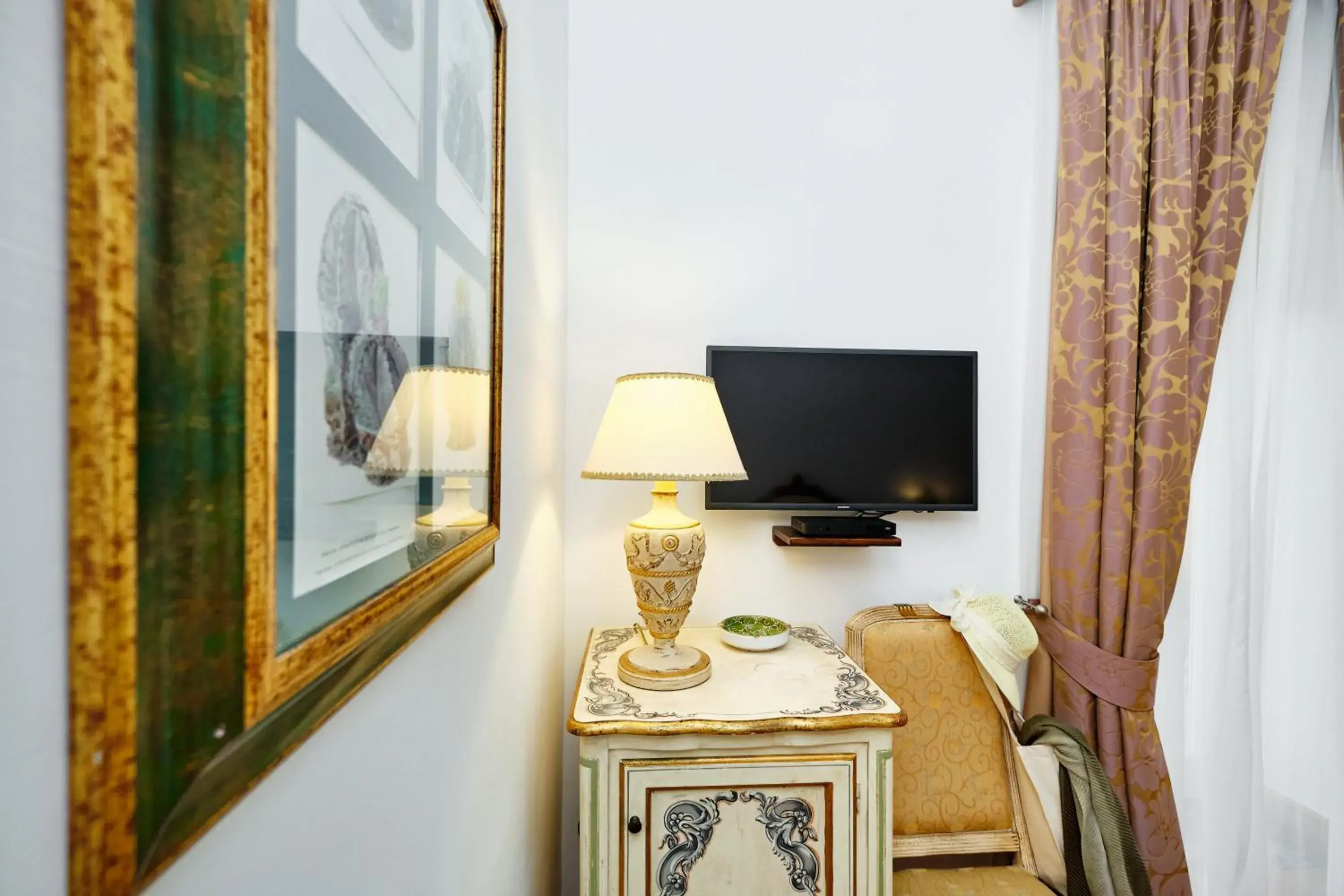 Bedroom, TV/Entertainment Center in Hotel Botanico San Lazzaro