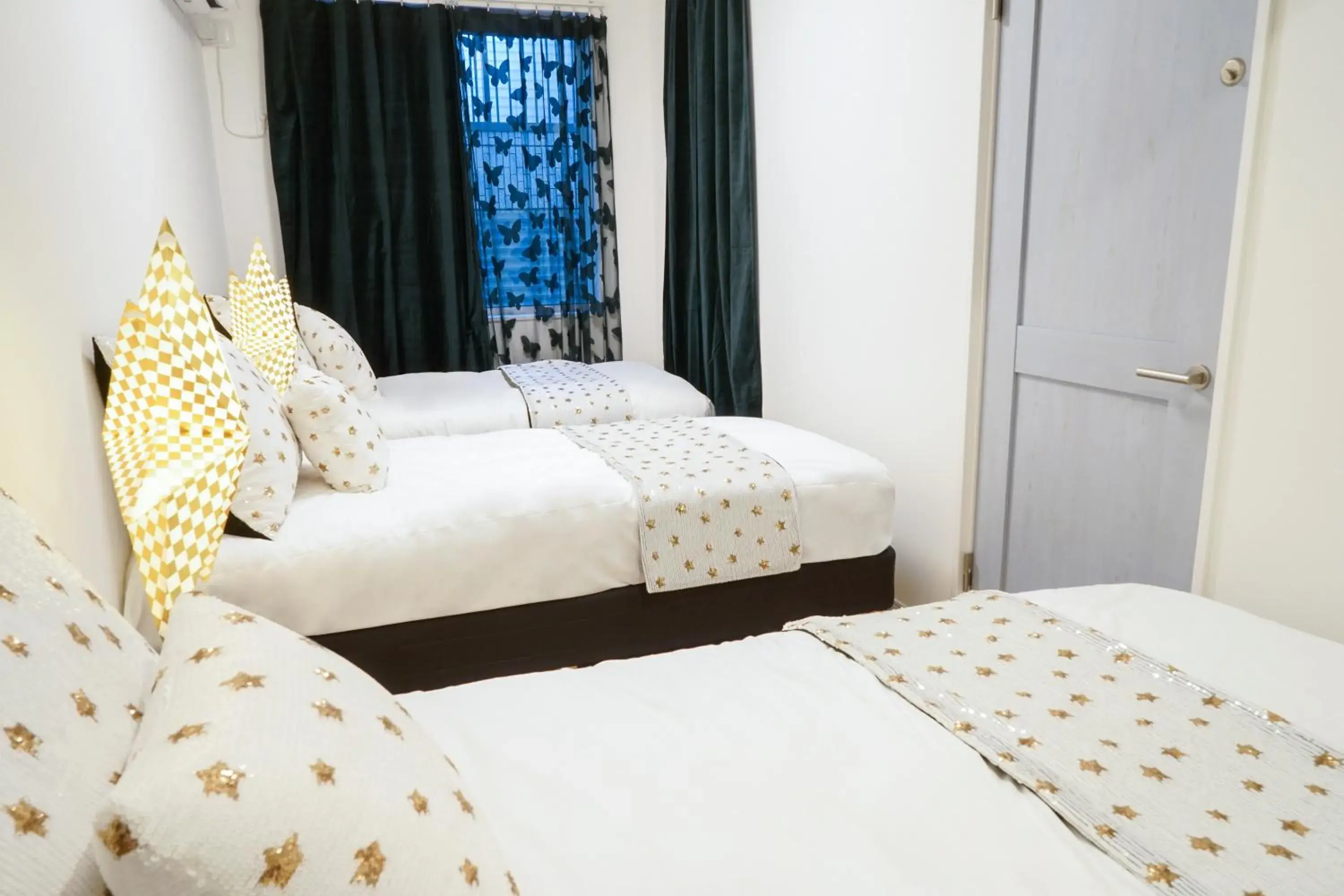 Bedroom, Bed in Blue Empire Hotel
