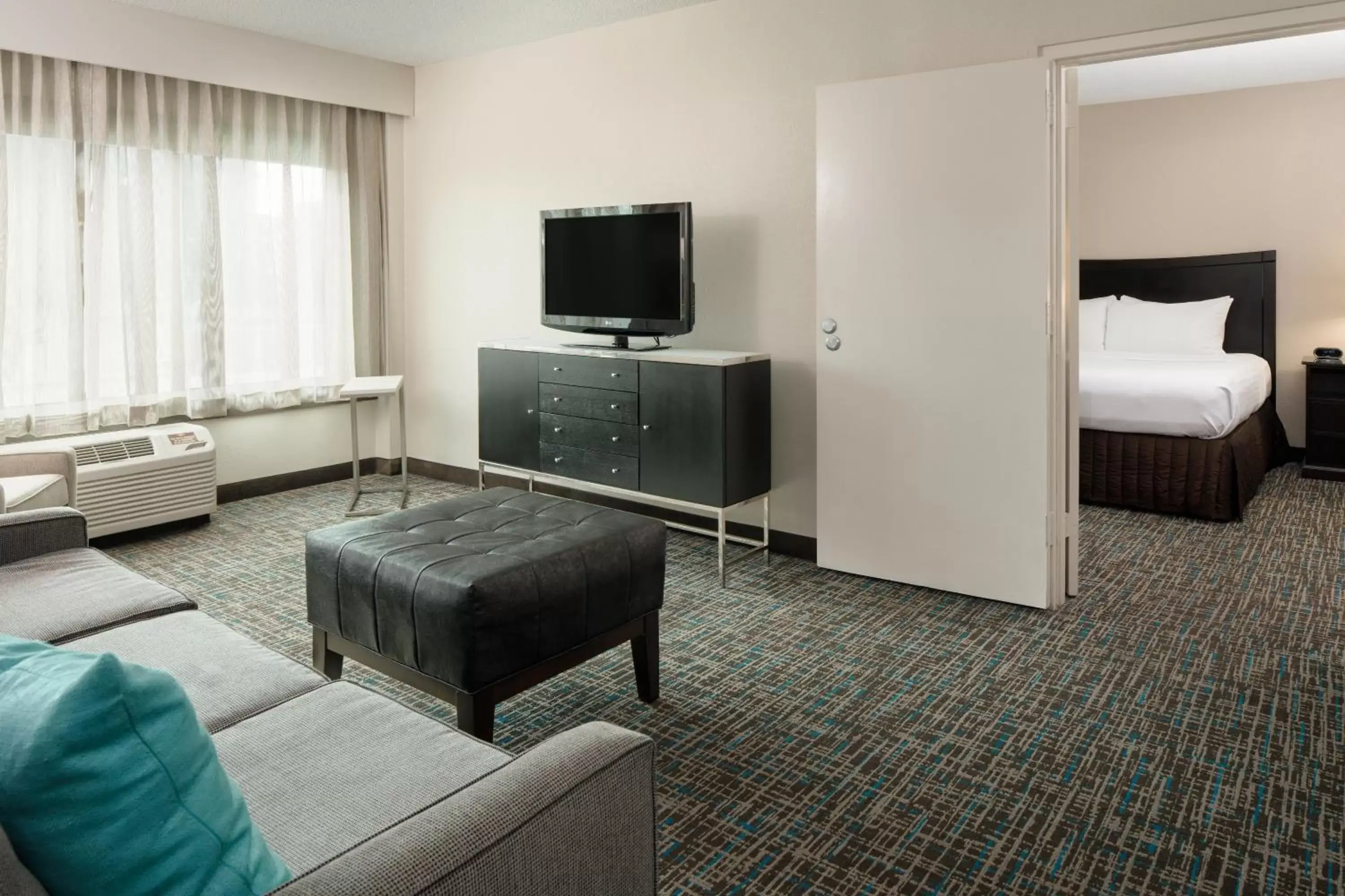 Bedroom, TV/Entertainment Center in Crowne Plaza Memphis Downtown, an IHG Hotel