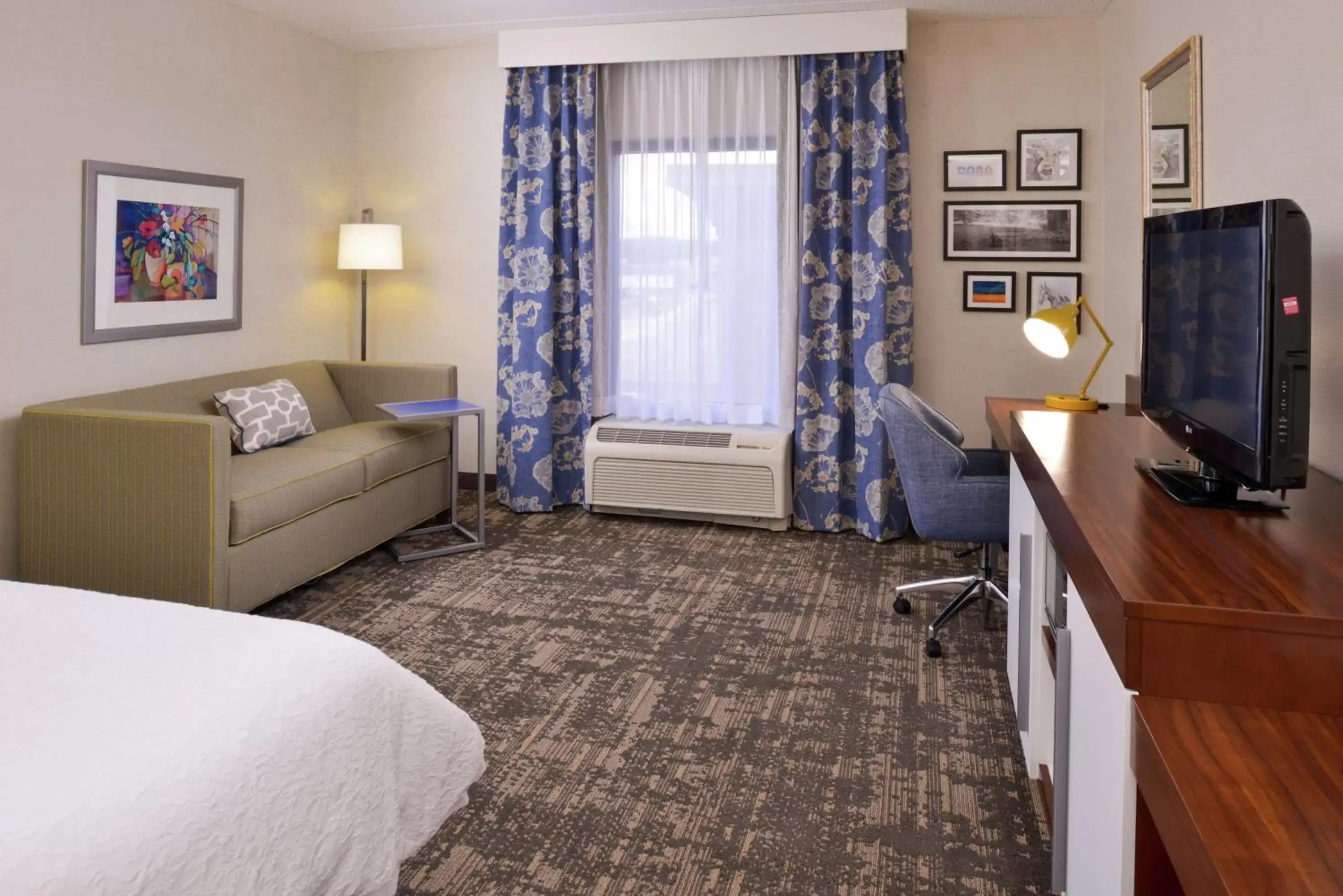 Bedroom, Bed in Hampton Inn & Suites Wilmington