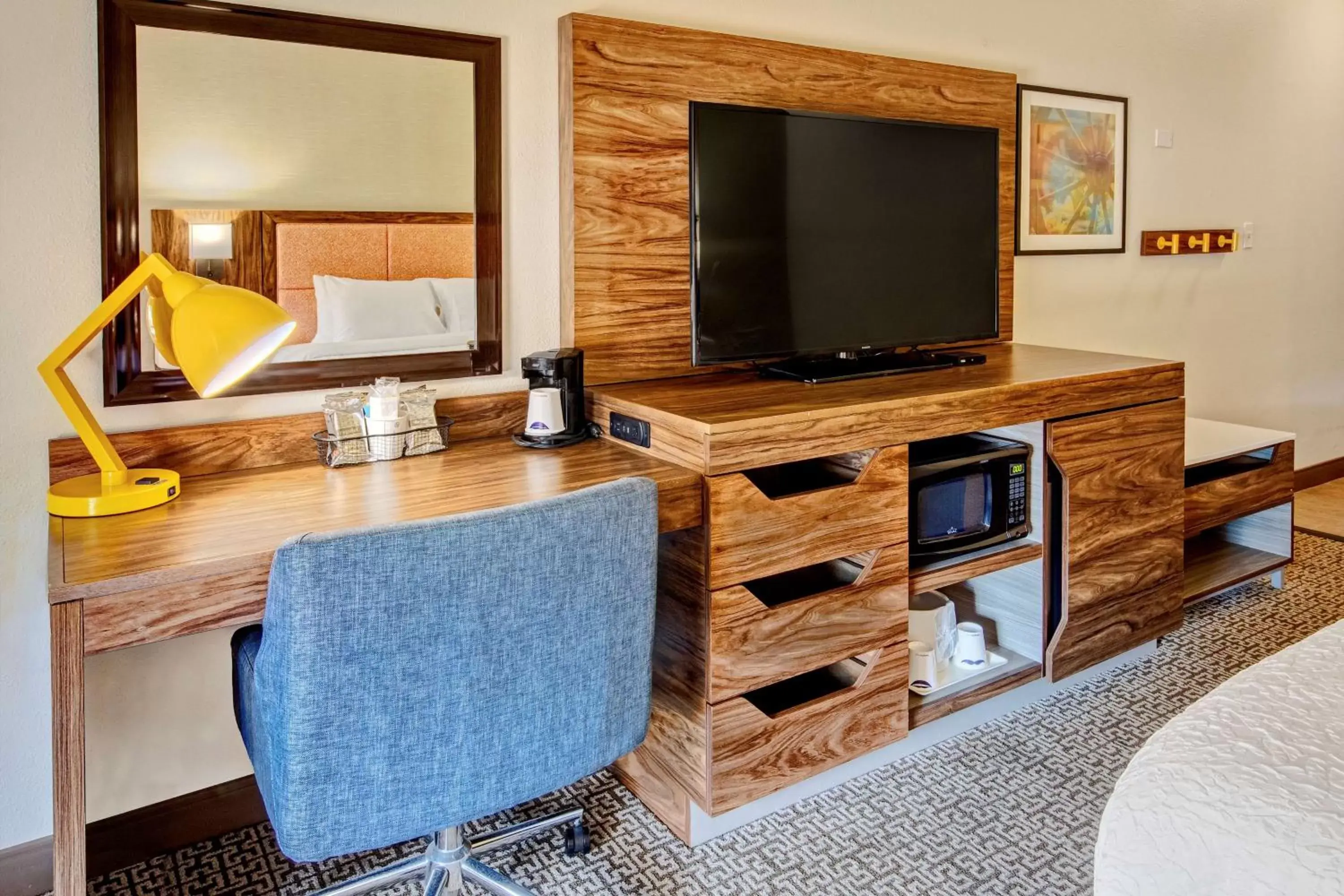 Bedroom, TV/Entertainment Center in Hampton Inn Van Buren