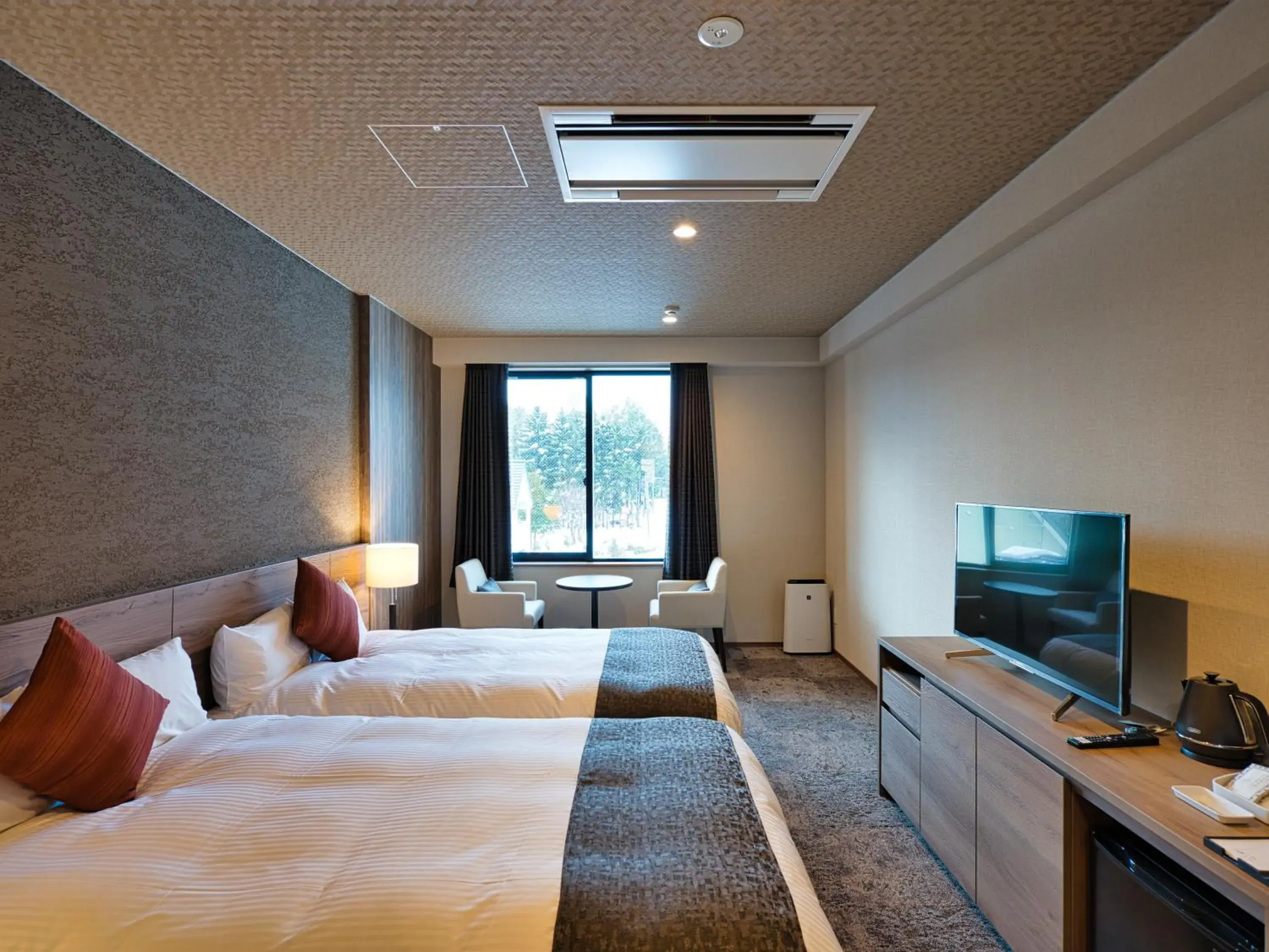 Bed, TV/Entertainment Center in Winery Hotel and Condominium HITOHANA