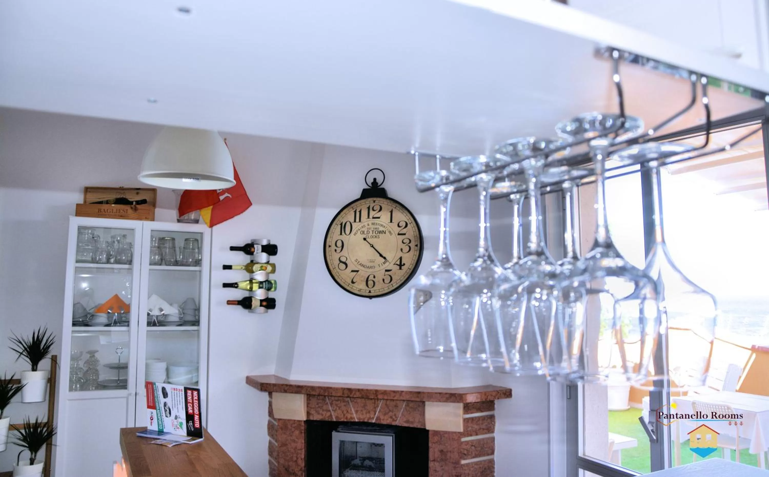 Communal lounge/ TV room in Pantanello Rooms Avola