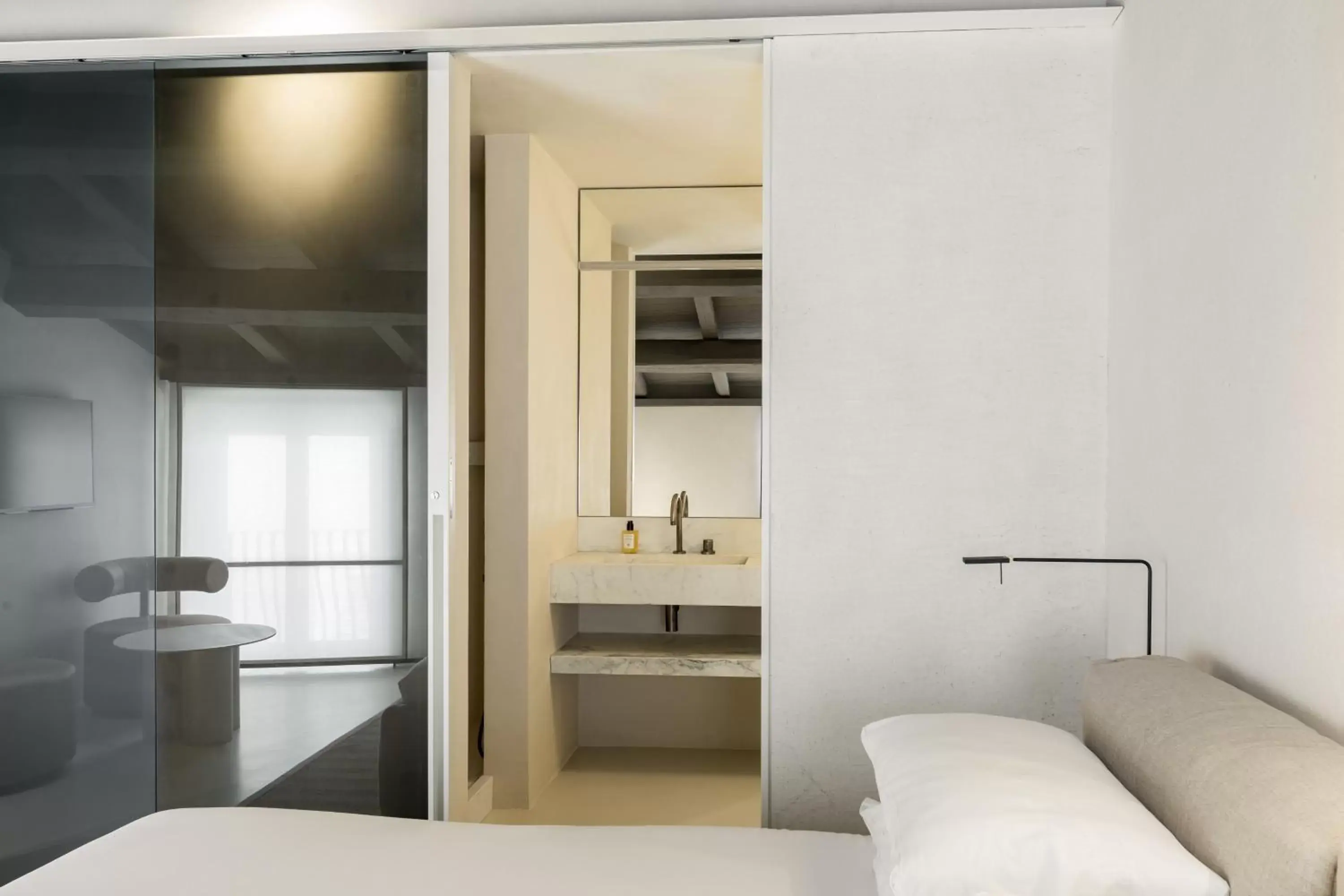 Bedroom, Bed in Hotel Scenario