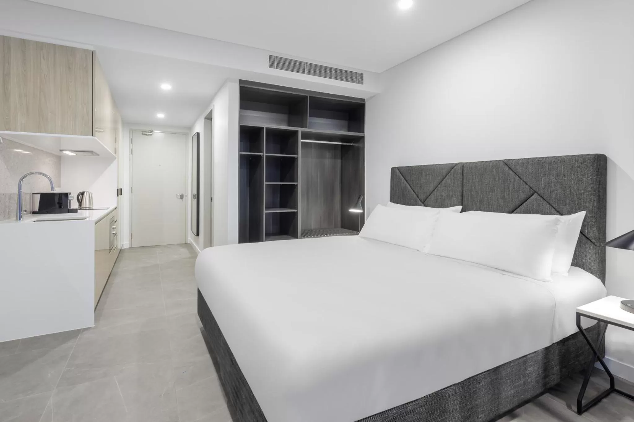 Bedroom, Bed in Meriton Suites Melbourne