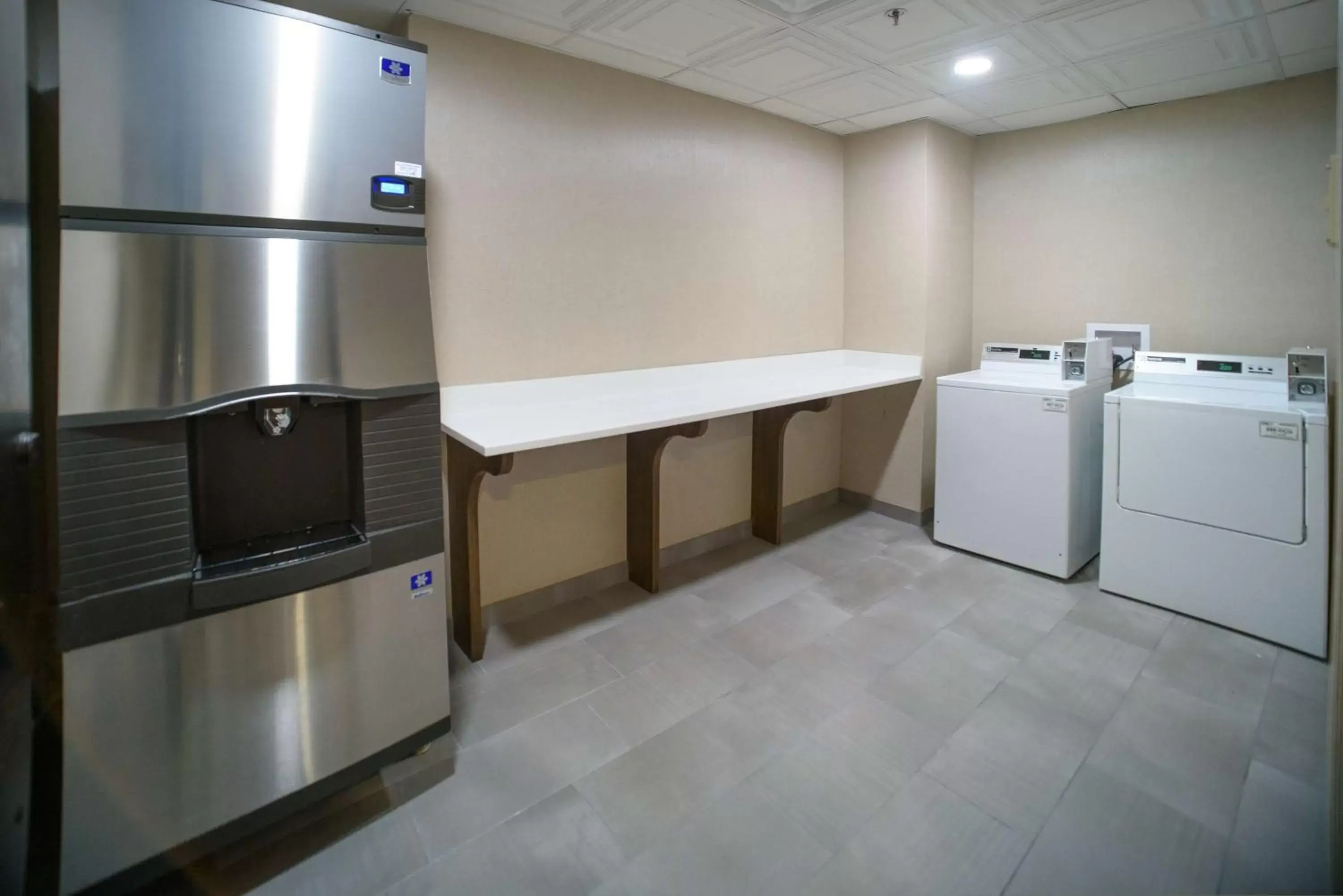 Property building, Kitchen/Kitchenette in Hampton Inn Fayetteville