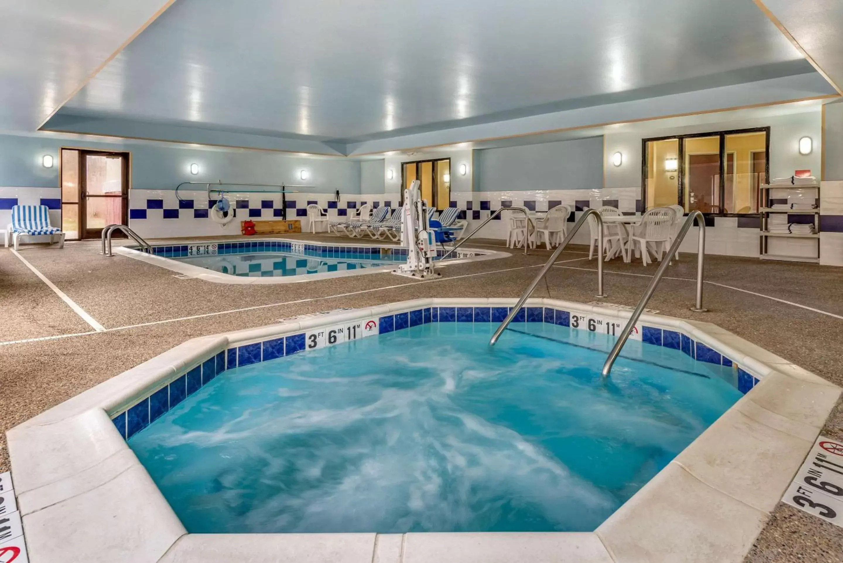 On site, Swimming Pool in Comfort Suites South Elkhart