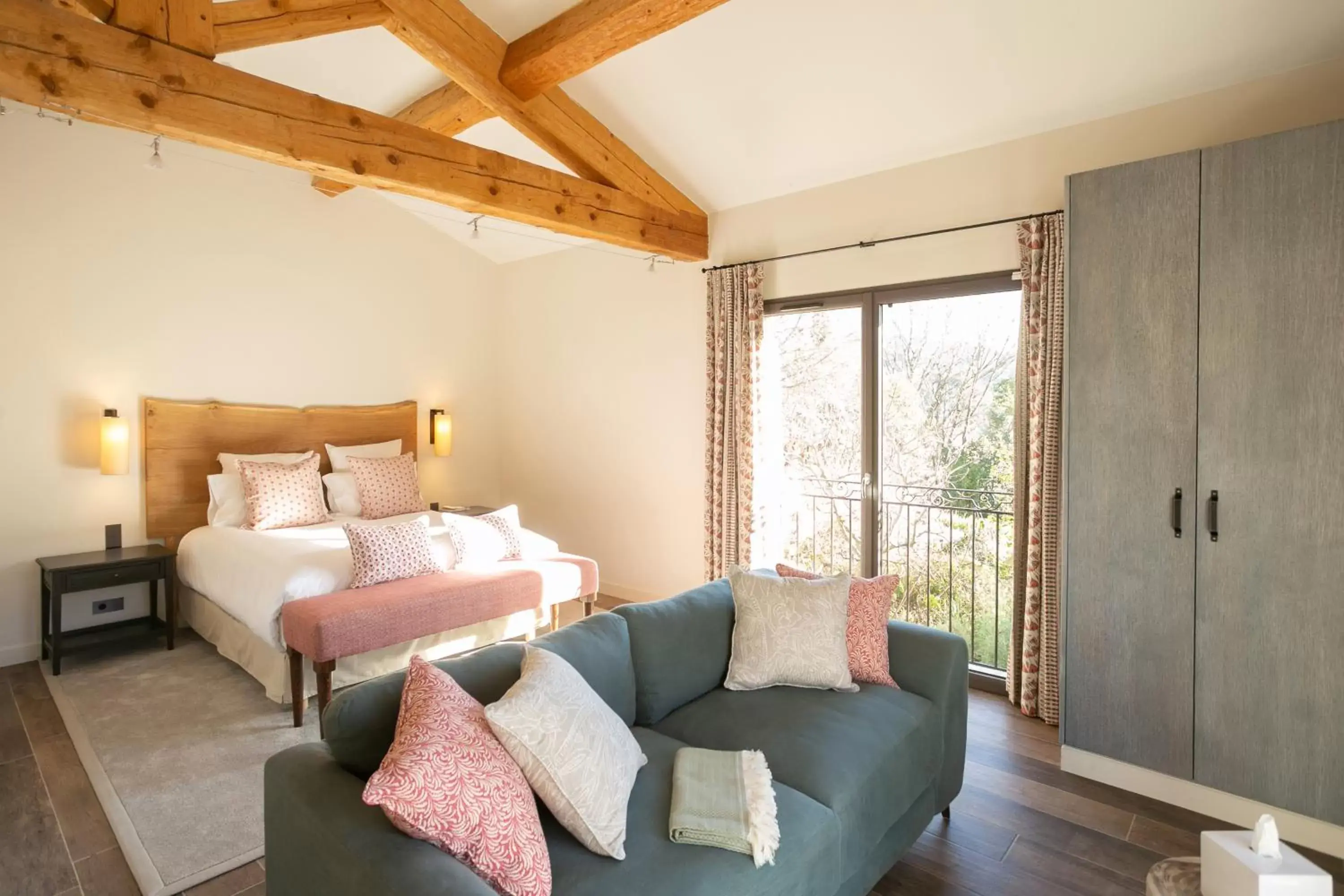 Bedroom, Seating Area in LOU CALEN