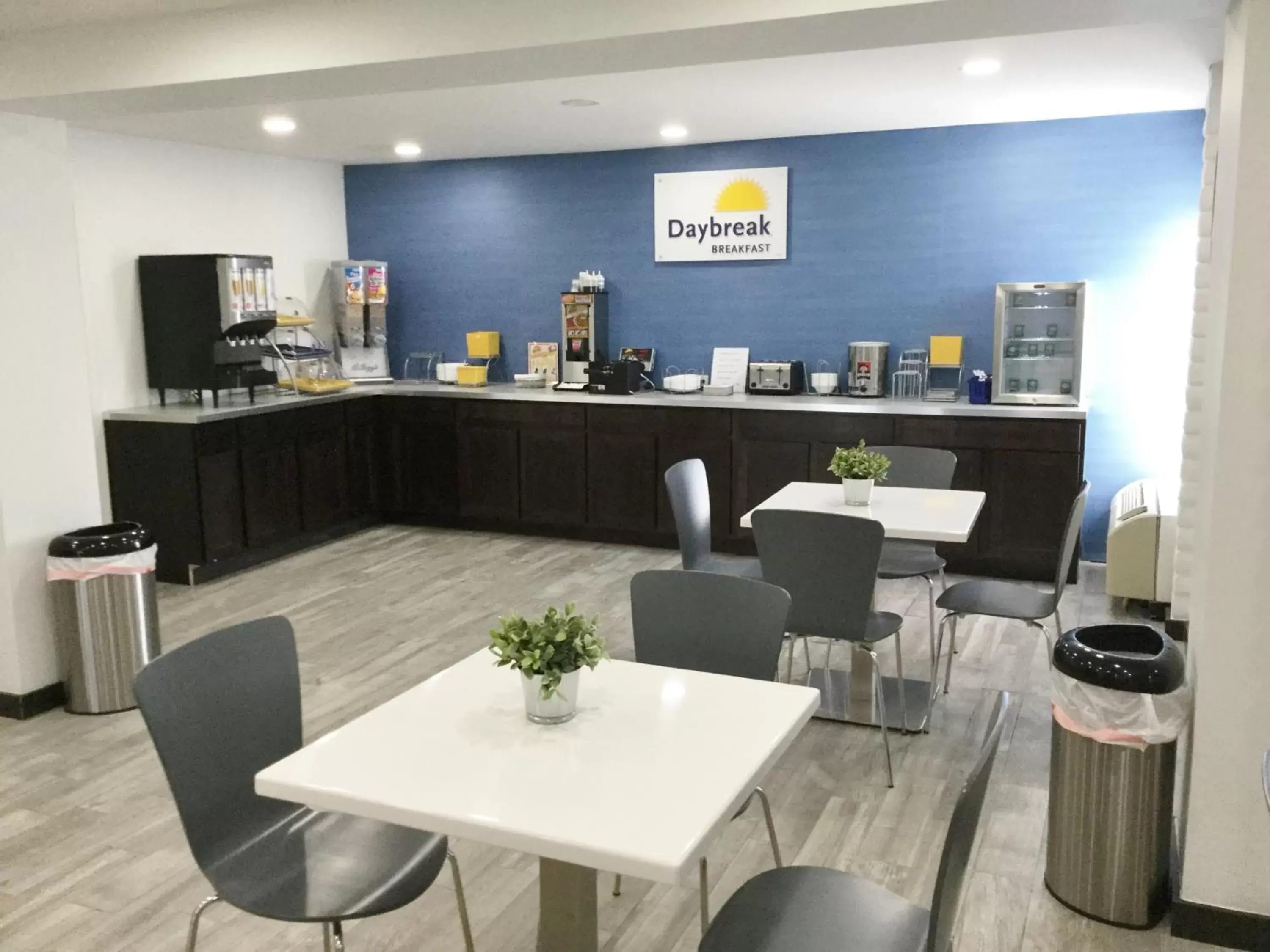 Dining area, Restaurant/Places to Eat in Days Inn & Suites by Wyndham Cincinnati North