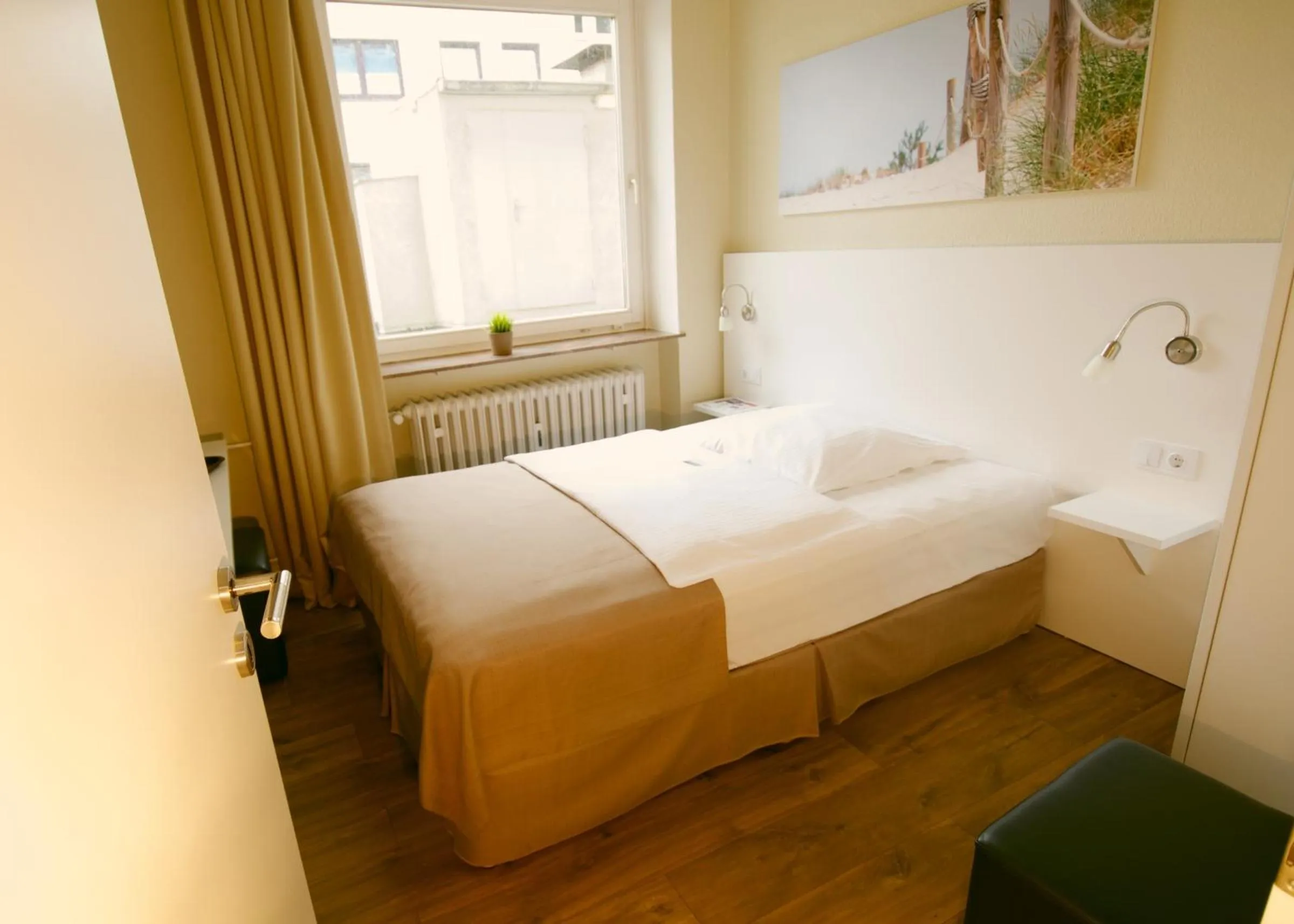 Photo of the whole room, Bed in Hotel am Kieler Schloss by Première Classe