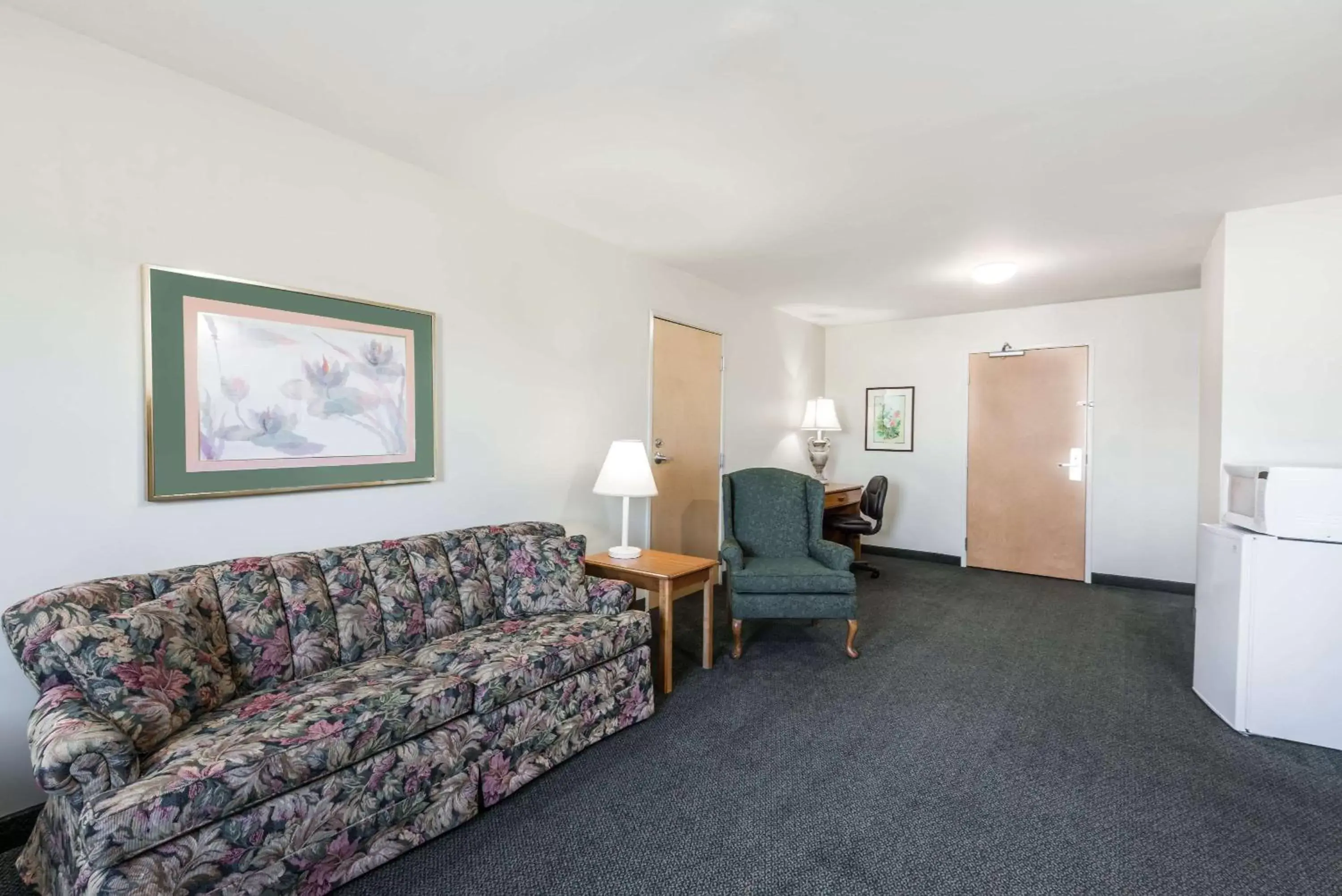 Photo of the whole room, Seating Area in Super 8 by Wyndham Hagerstown/Halfway Area