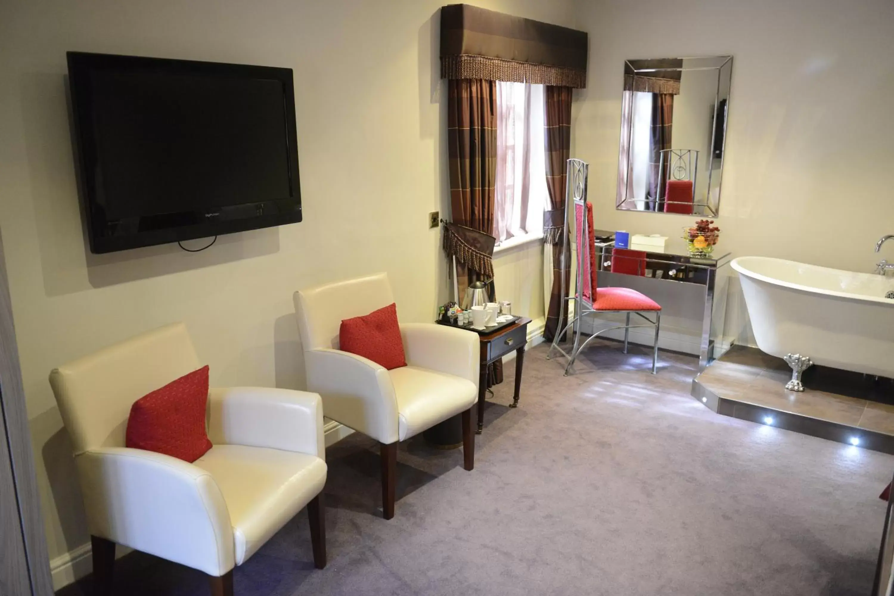 Seating area, TV/Entertainment Center in Best Western Plus West Retford Hotel