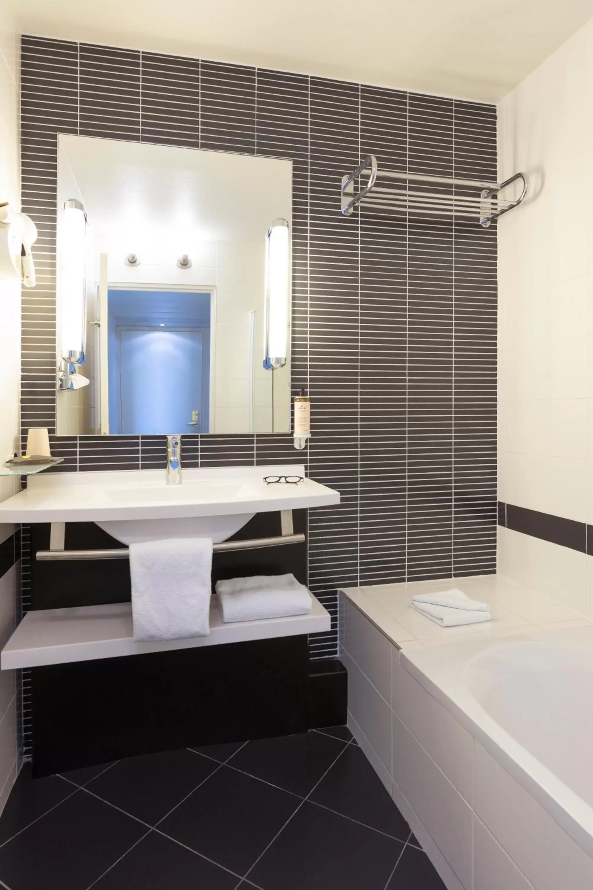 Shower, Bathroom in Mercure Bordeaux Centre Gare Saint Jean