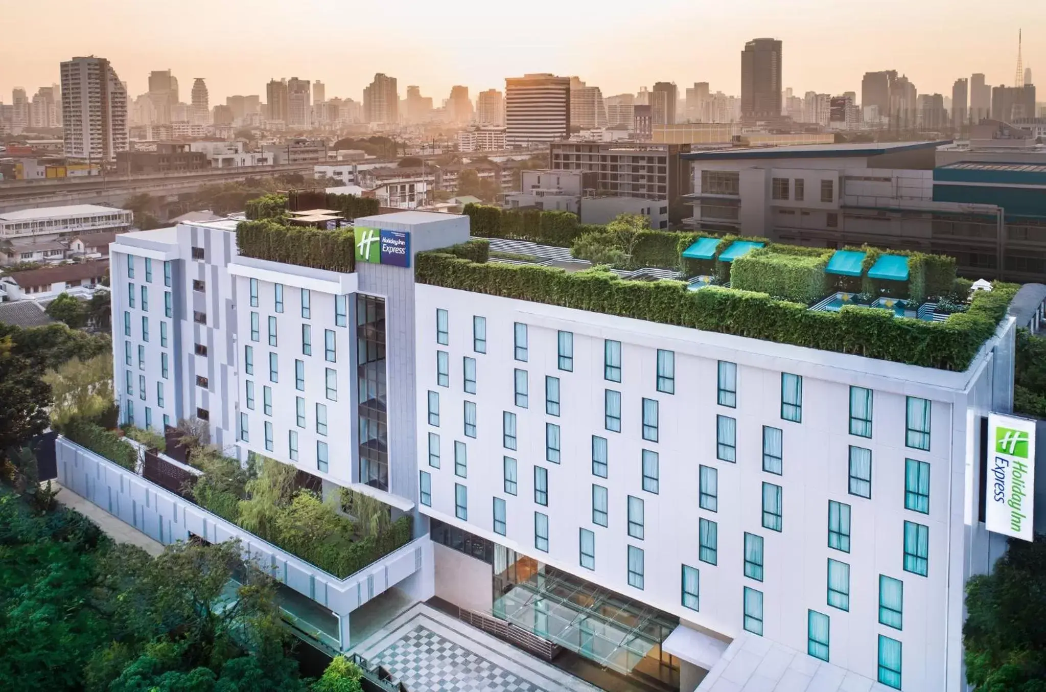 Property building in Holiday Inn Express Bangkok Soi Soonvijai by IHG Property building in Holiday Inn Express Bangkok Soi Soonvijai by IHG