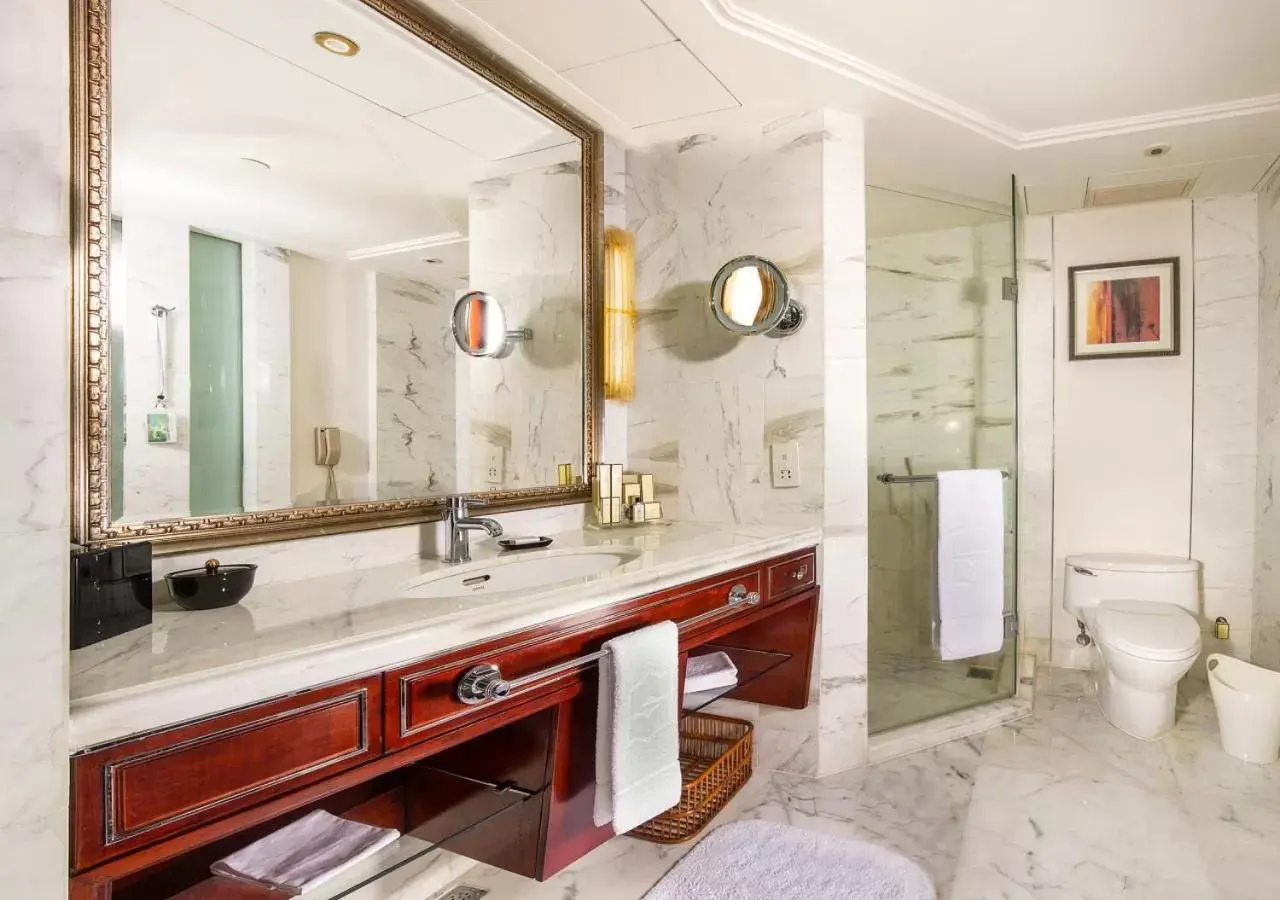 Premier King Room with Riverview in Shangri-La Guangzhou Premier King Room with Riverview in Shangri-La Guangzhou