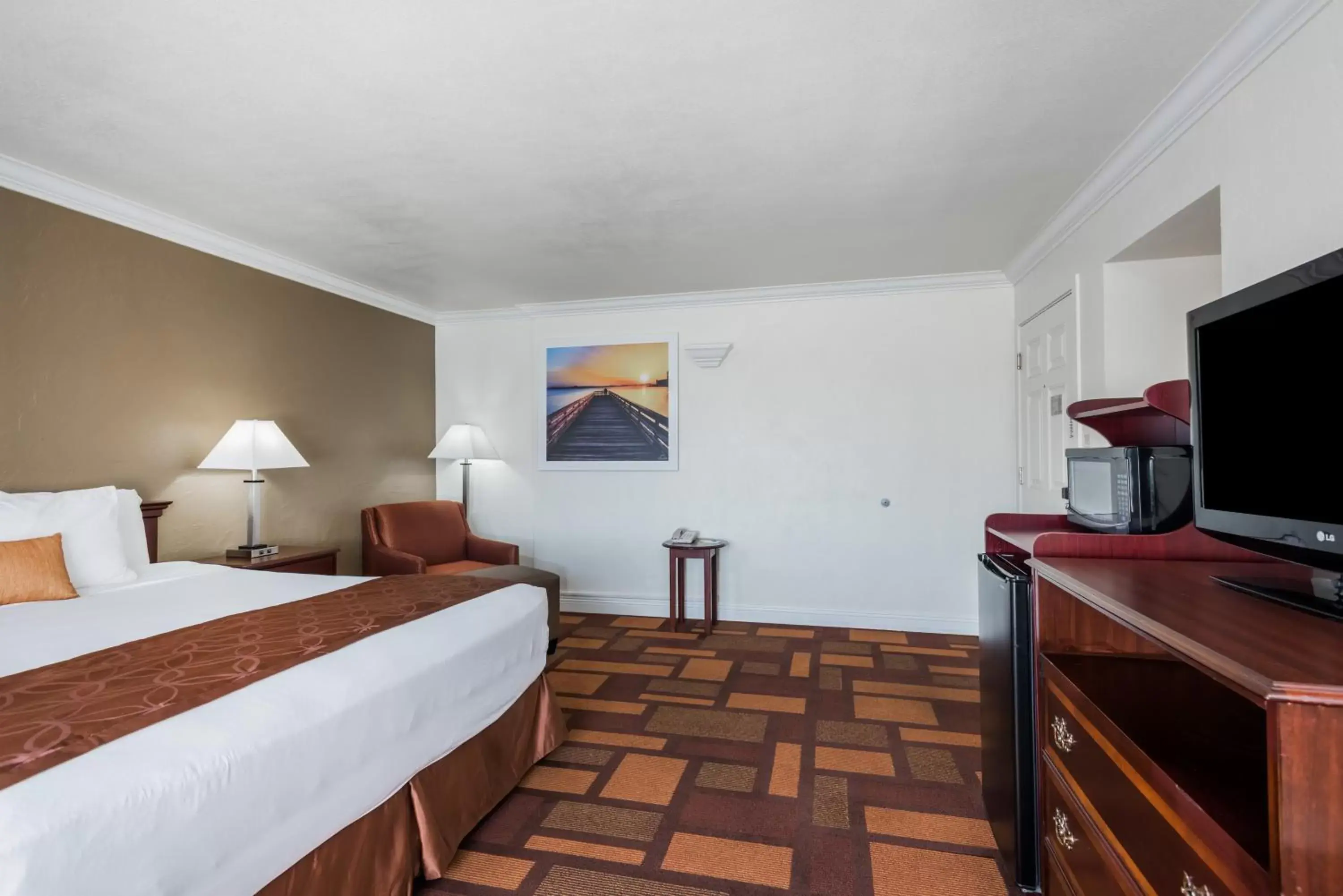 Photo of the whole room, Bed in Days Inn & Suites by Wyndham Lodi