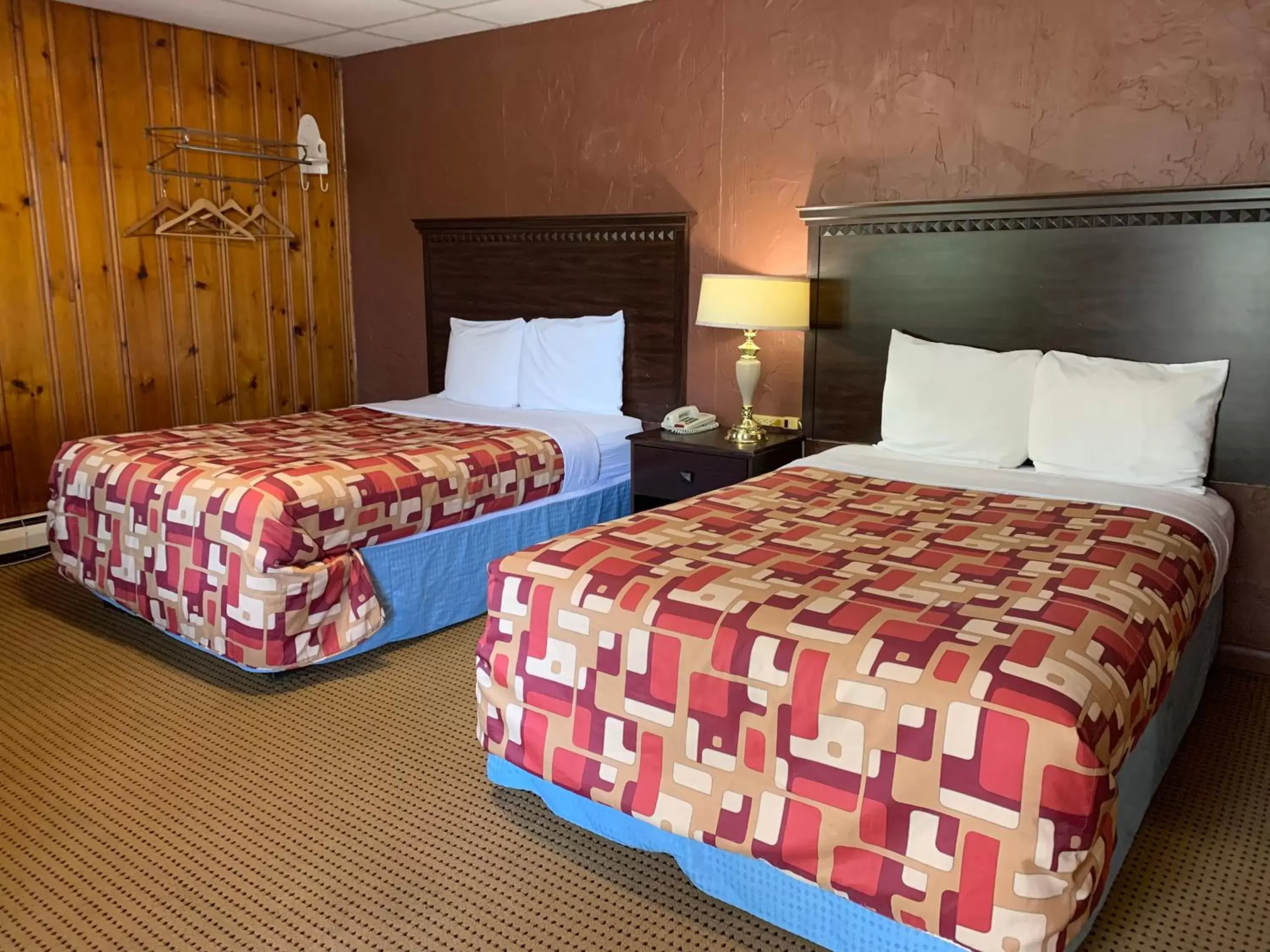 Photo of the whole room, Bed in Budget Inn