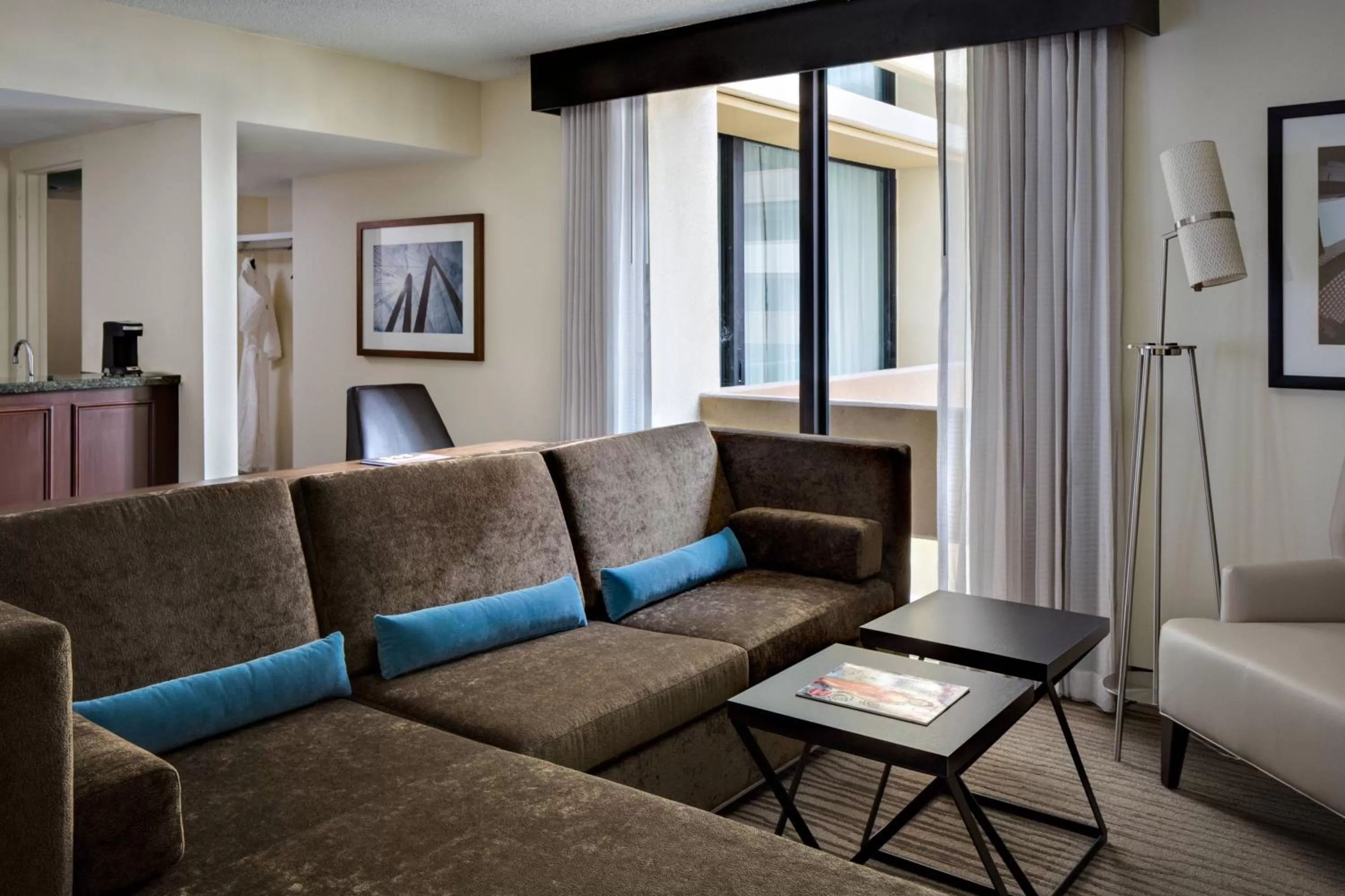 Living room in Houston Marriott Westchase