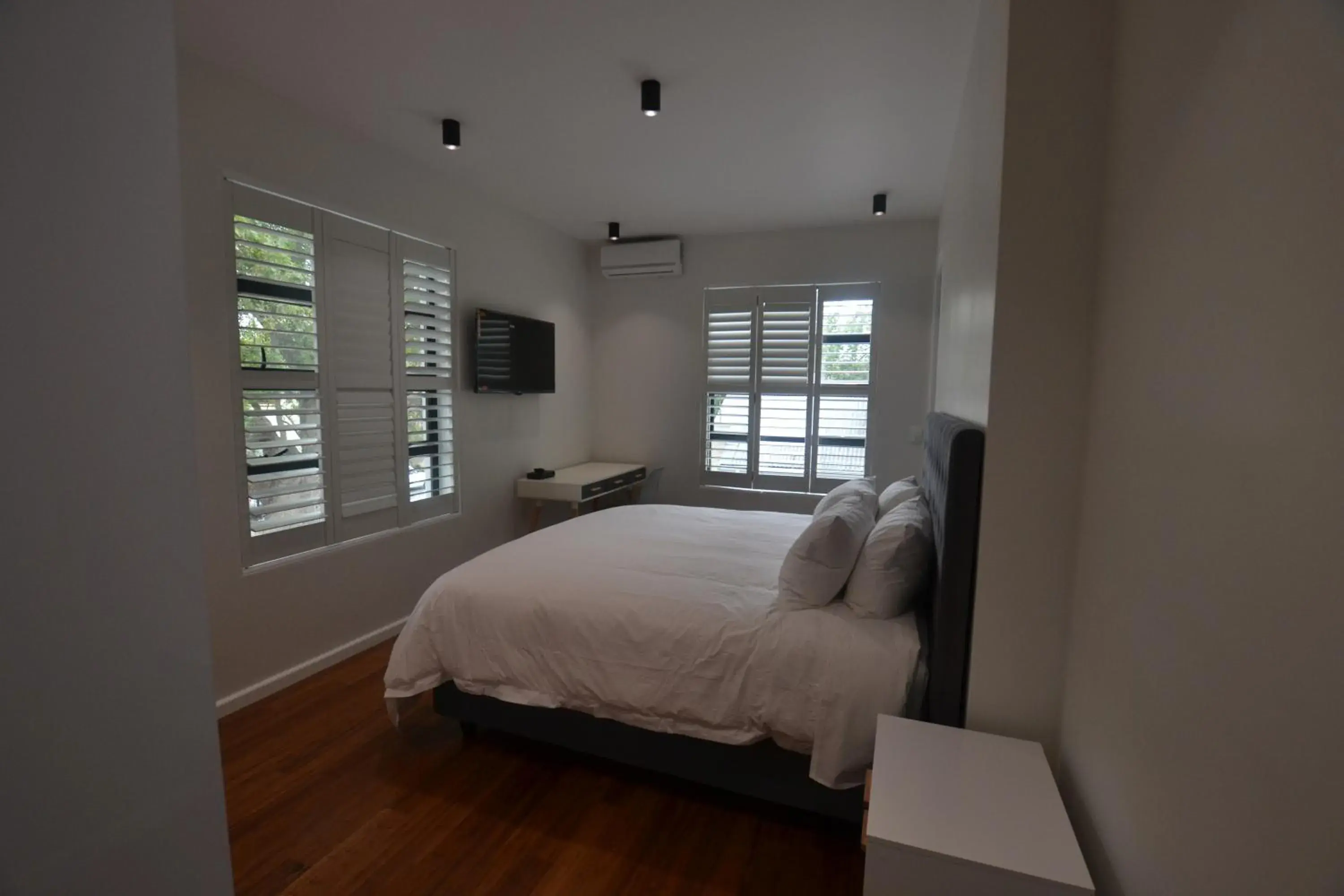 Photo of the whole room, Bed in Just Joey Lodge