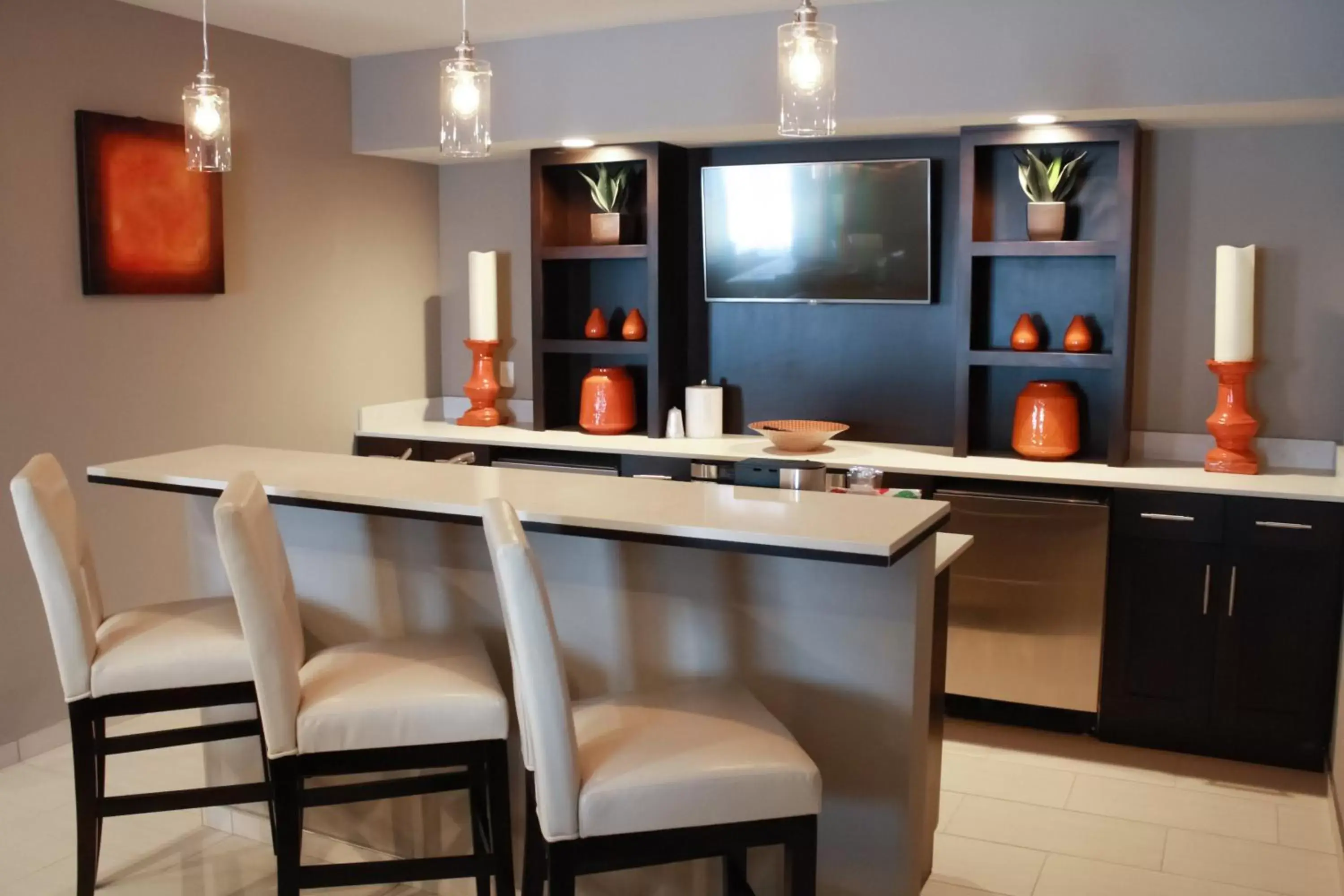 Photo of the whole room, Kitchen/Kitchenette in Holiday Inn Hotel & Suites Davenport, an IHG Hotel