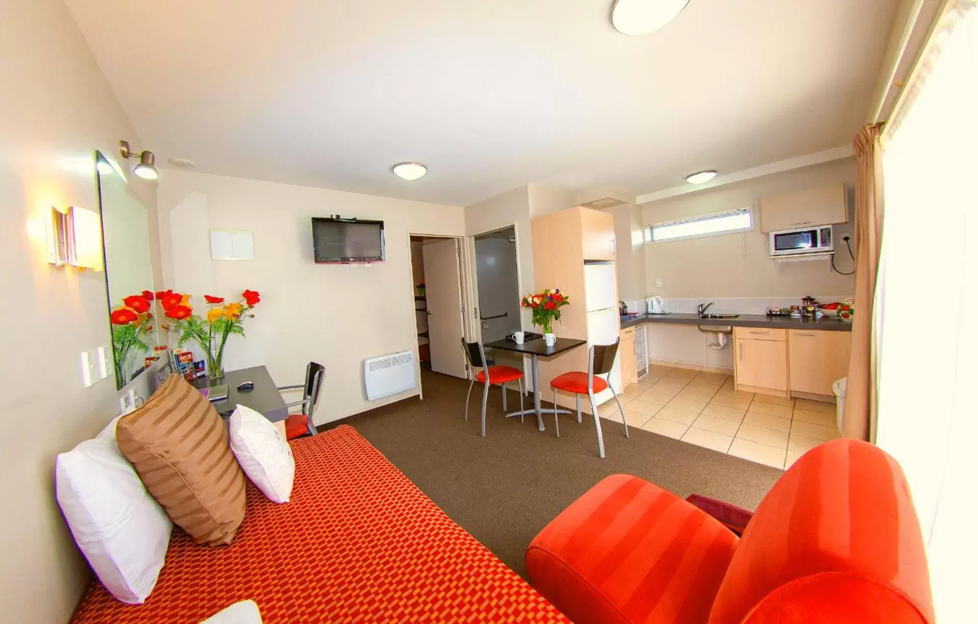 TV and multimedia, Seating Area in Cranford Oak Motel