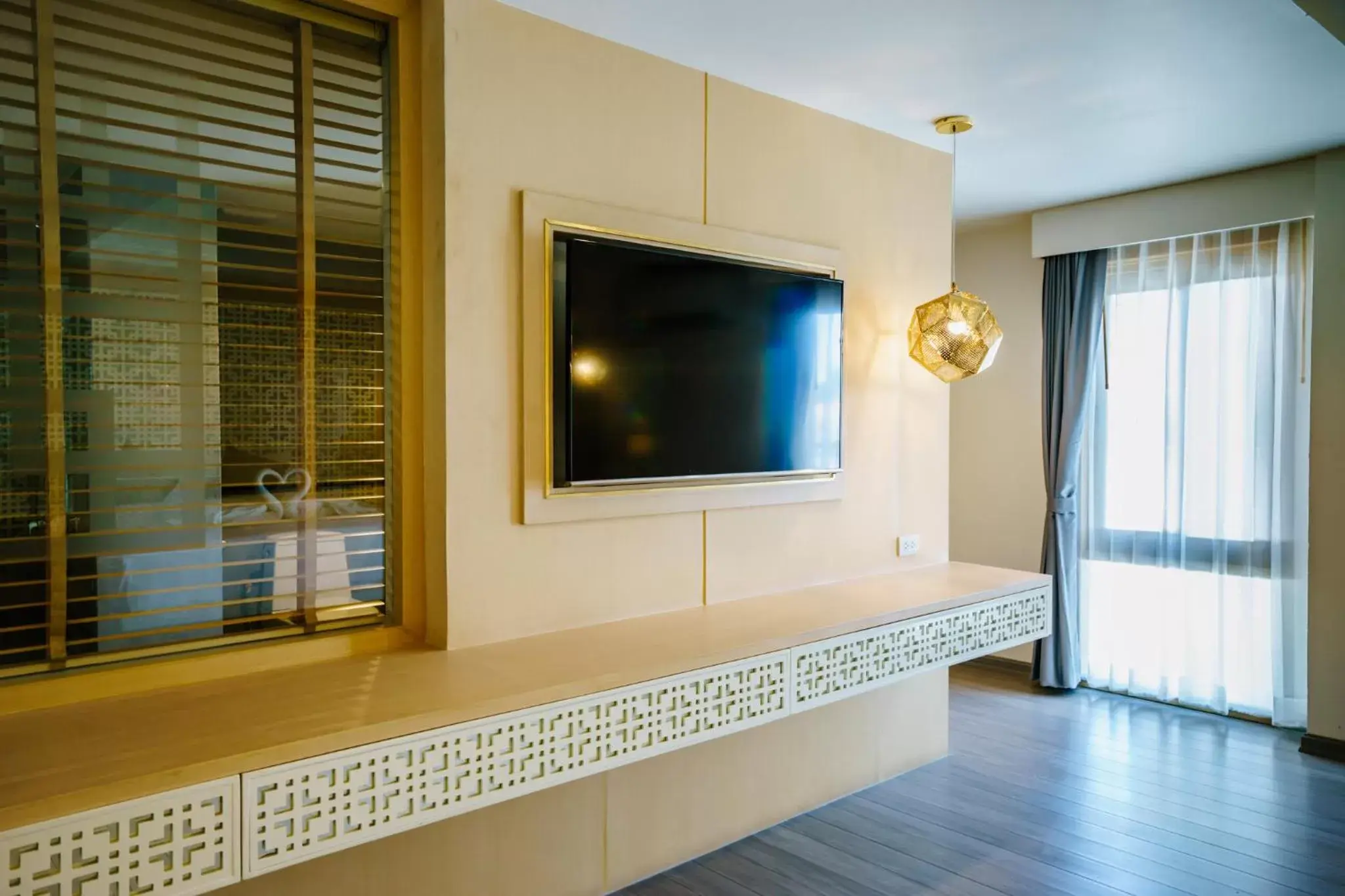 Day, TV/Entertainment Center in Moon Dragon Hotel