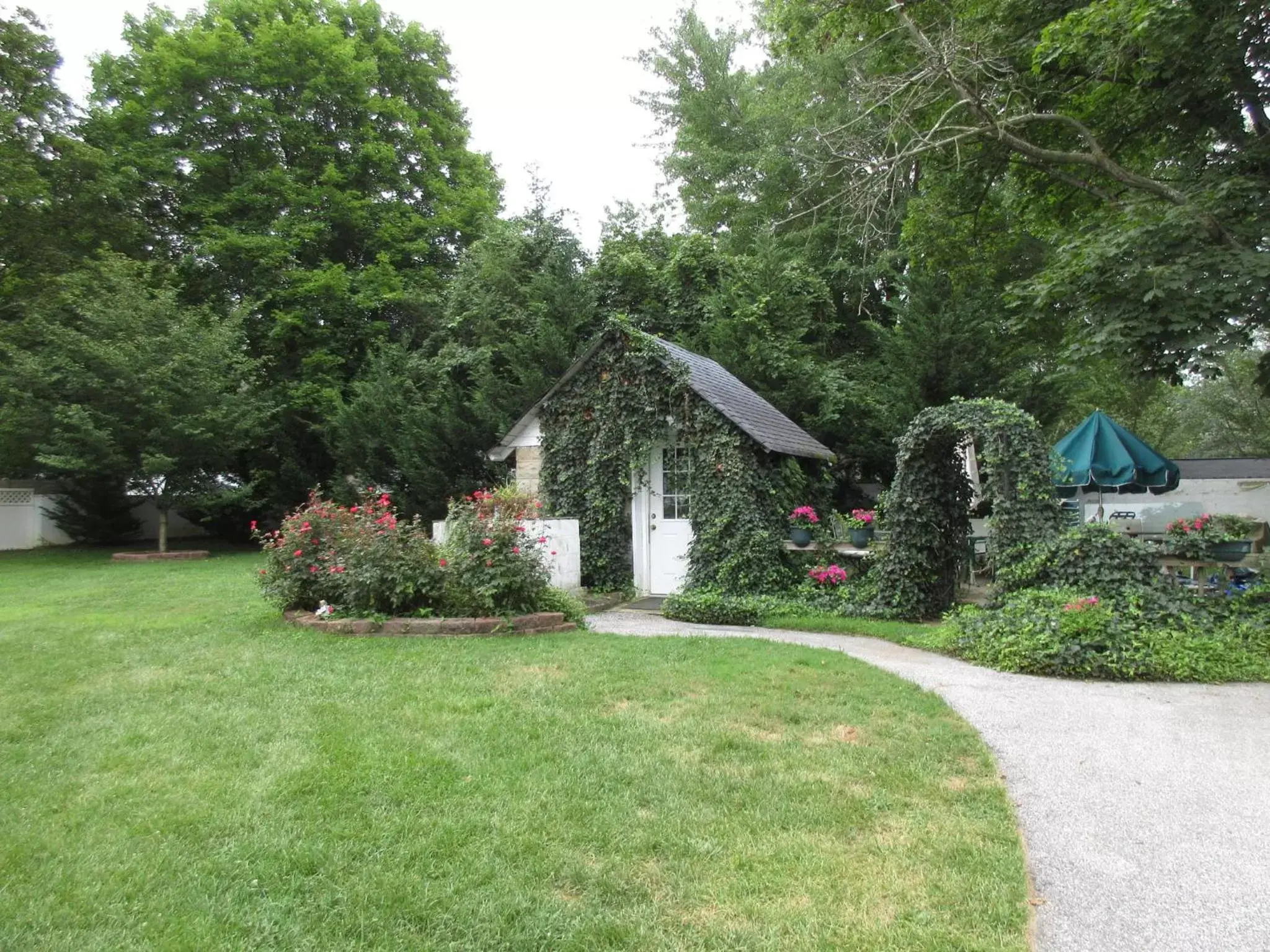 Property building, Garden in The Columbia Inn at Peralynna