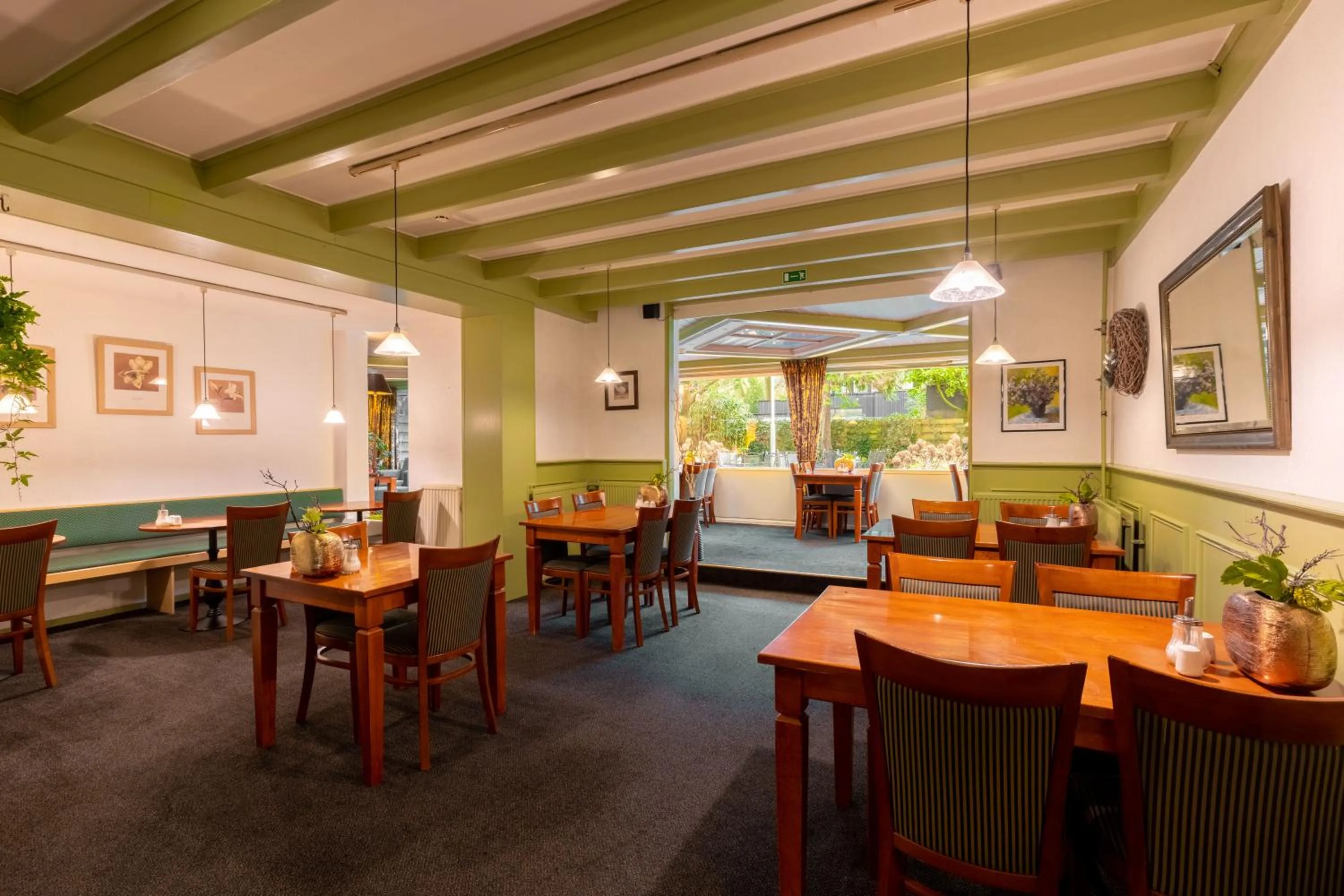 Restaurant/places to eat in Owl Hotel