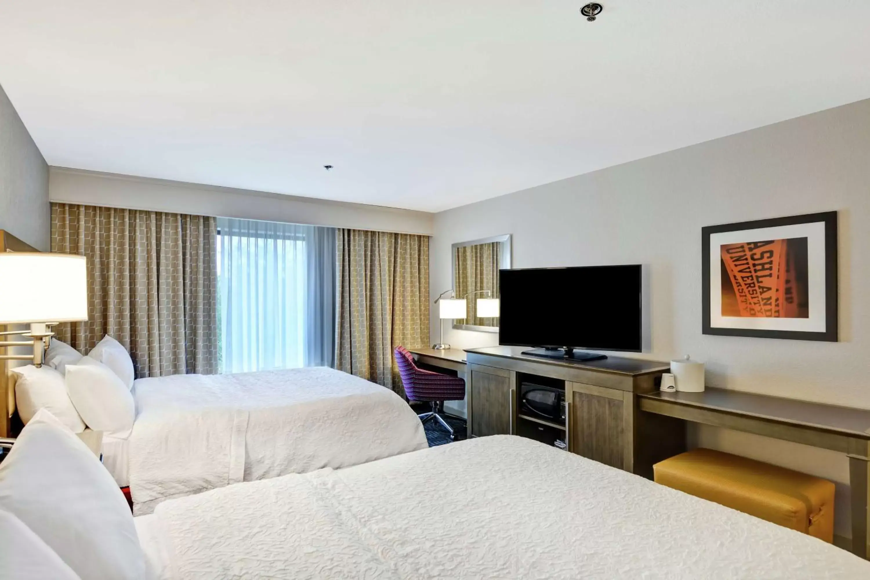 Bedroom, TV/Entertainment Center in Hampton Inn By Hilton Suites Ashland, Ohio