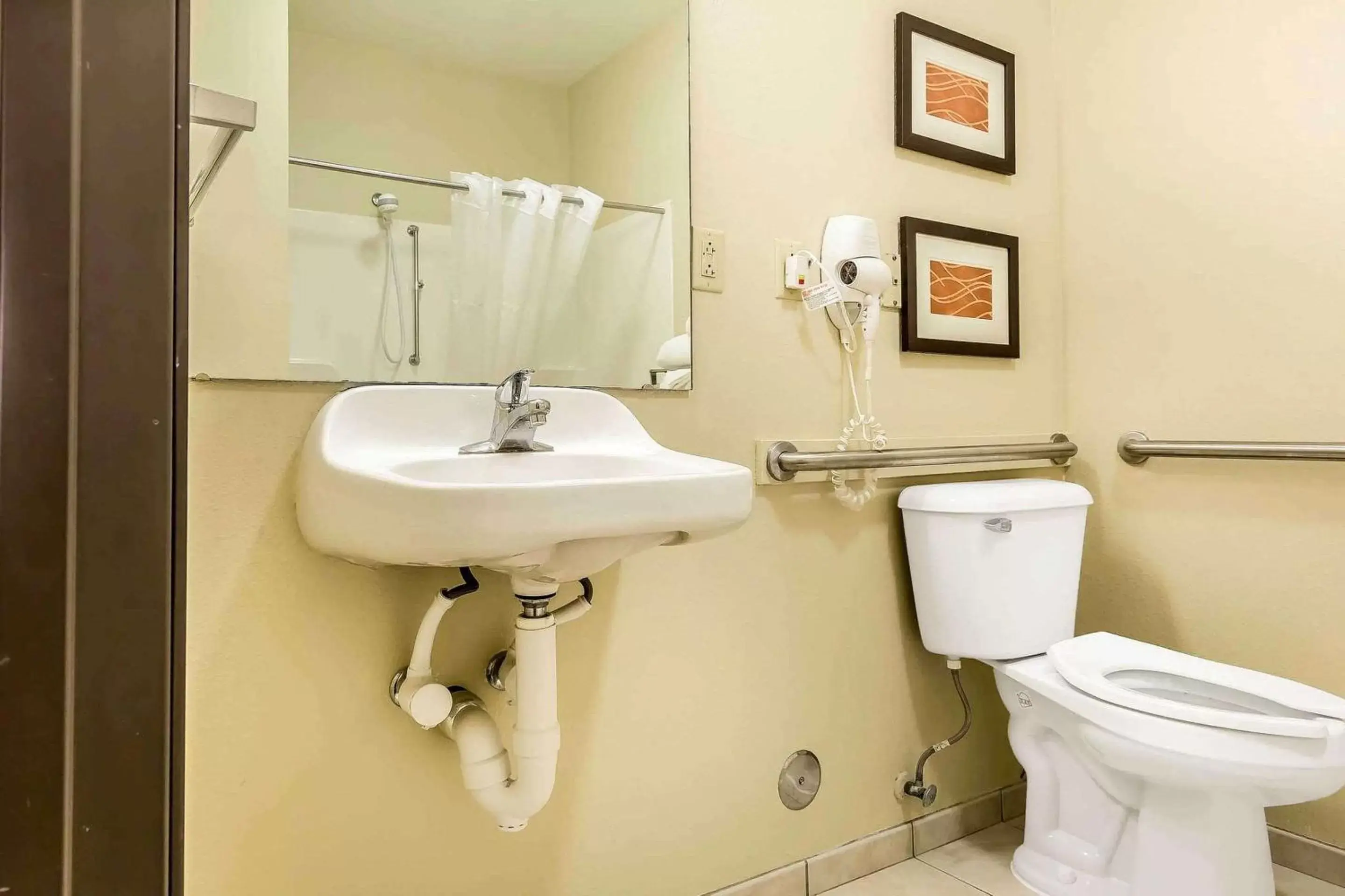 Bathroom in Comfort Inn & Suites East Moline near I-80