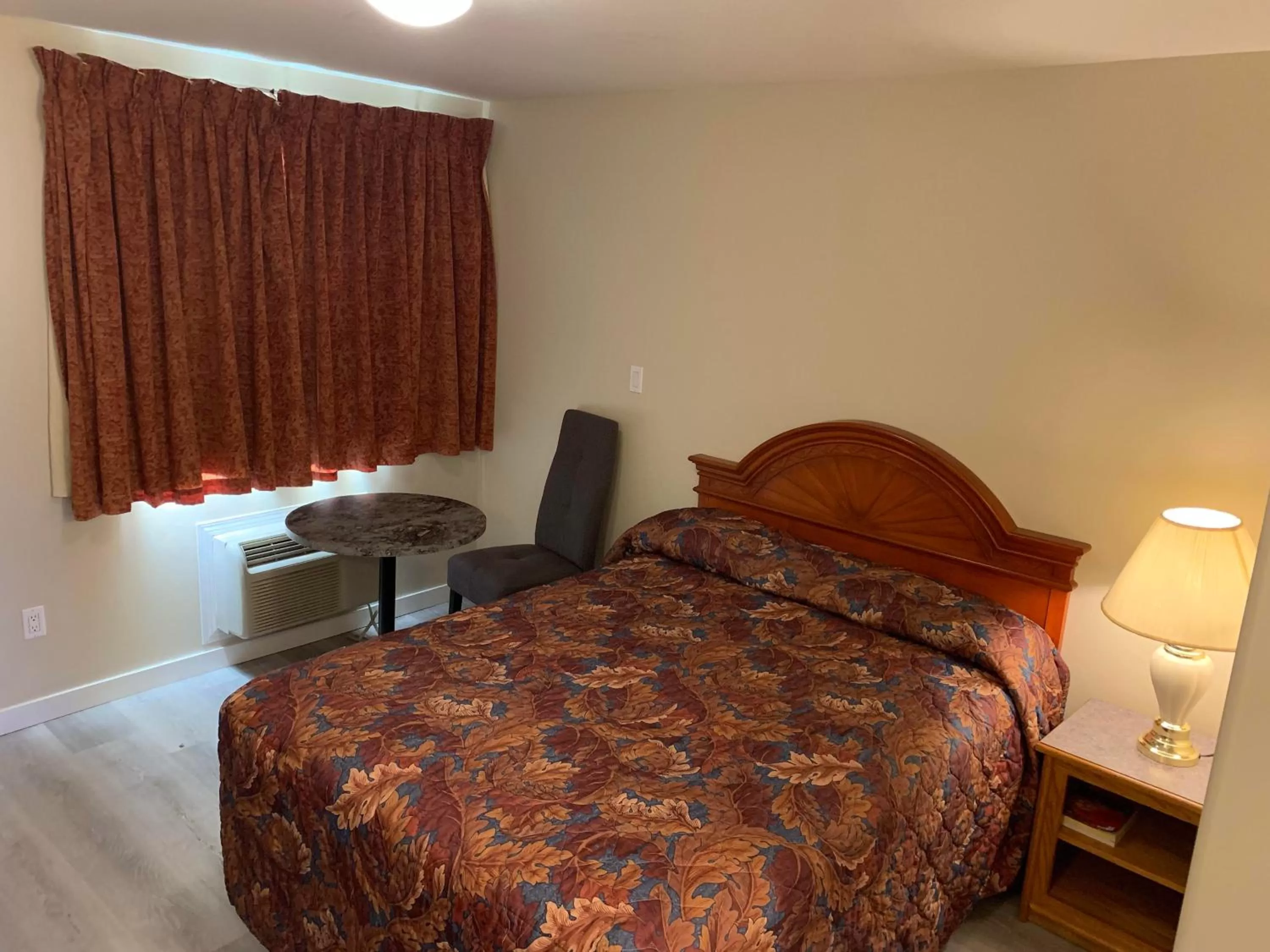 Bed in Red Deer Inn & Suites