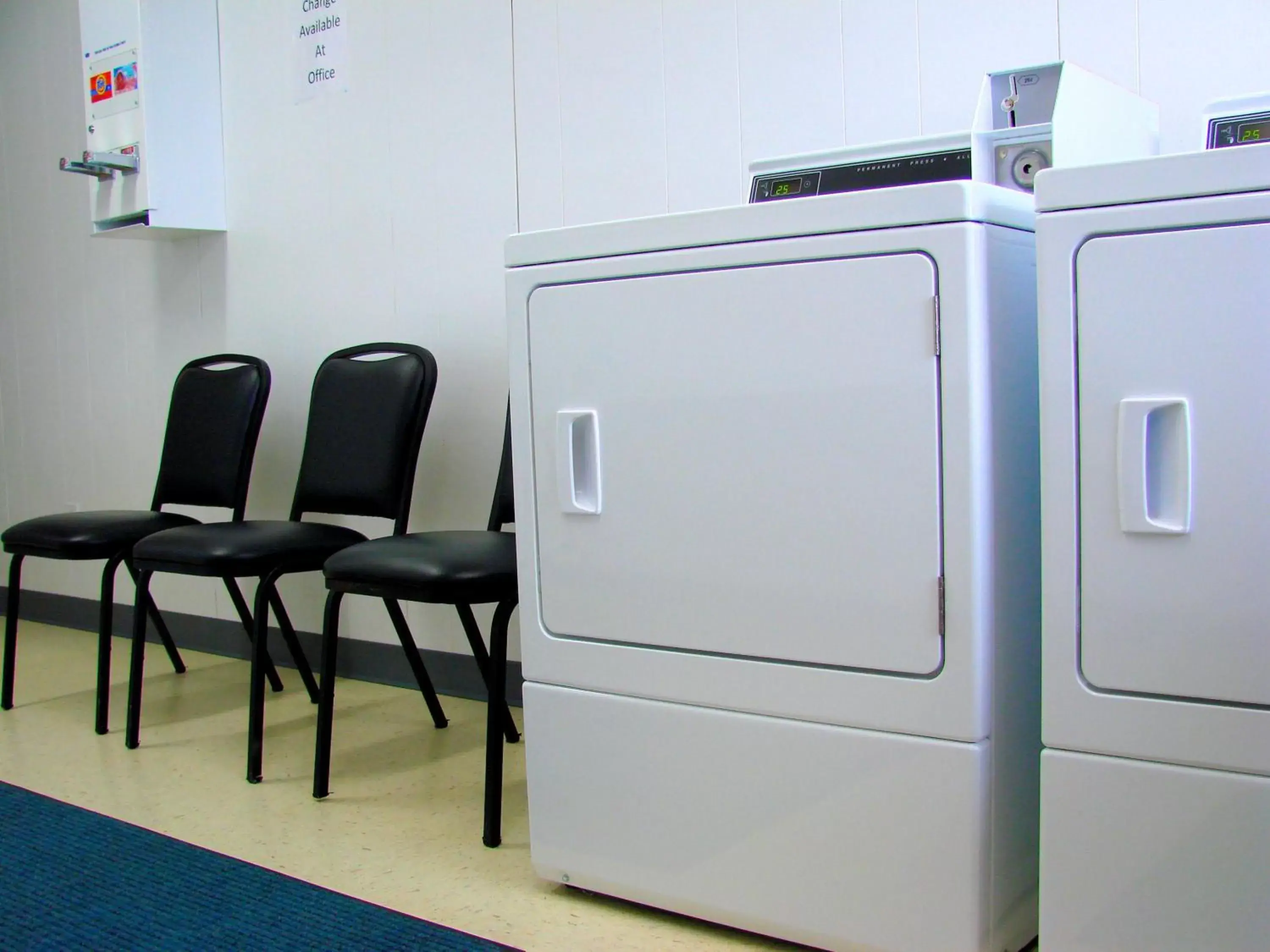 Kitchen/Kitchenette in Centennial Motel