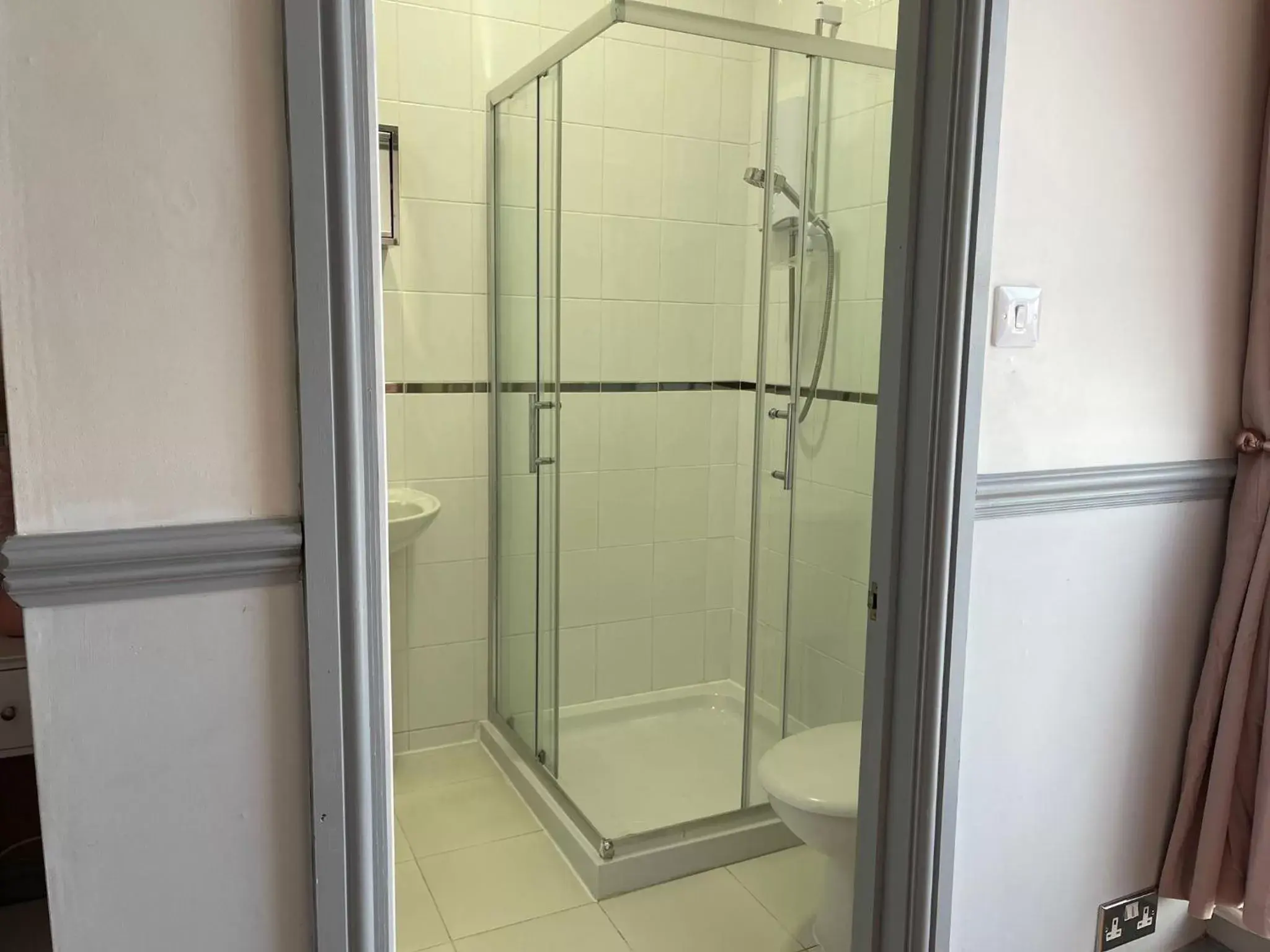 Shower, Bathroom in LilyRose Hotel