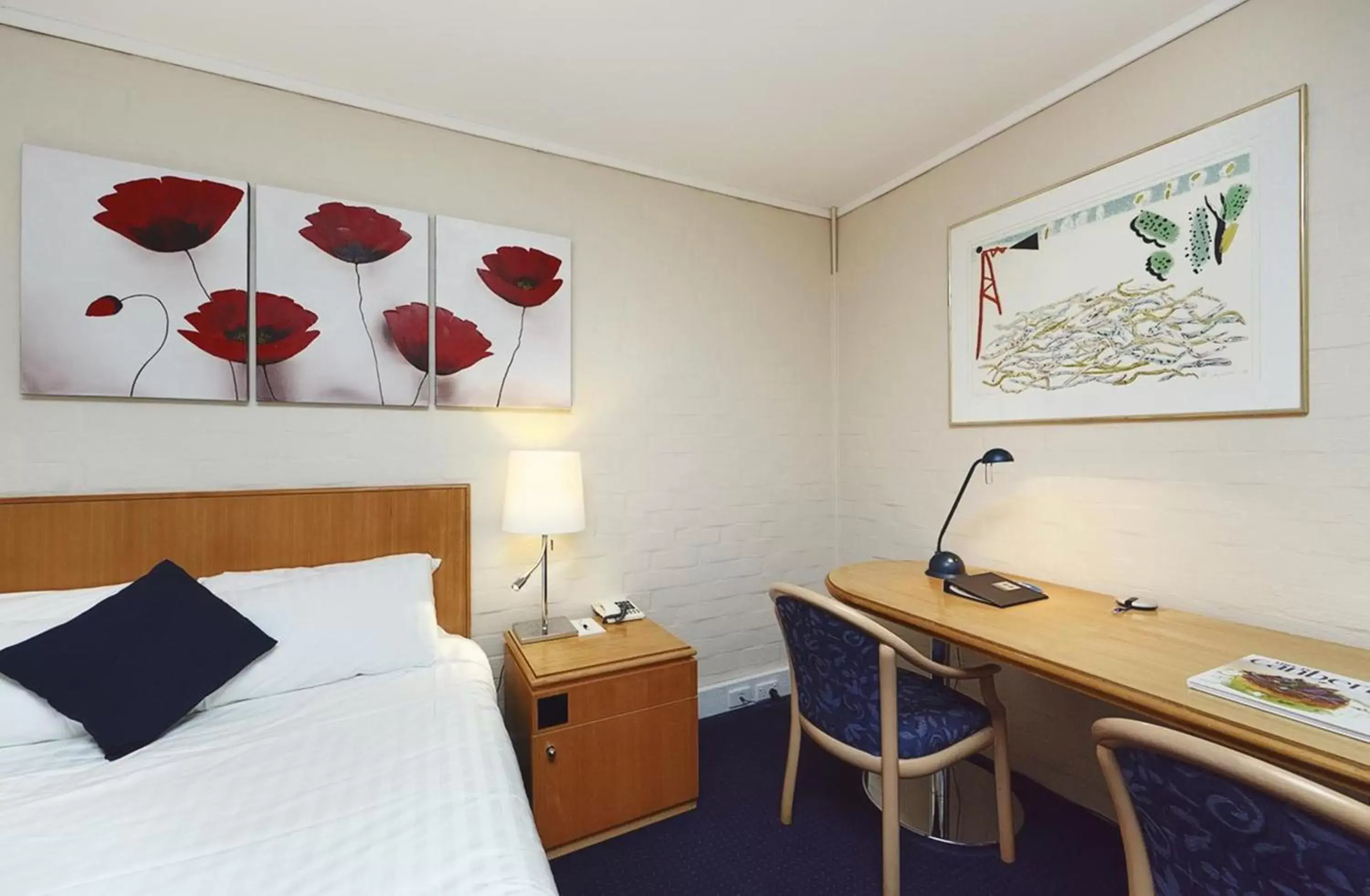 Photo of the whole room in ibis Styles Canberra