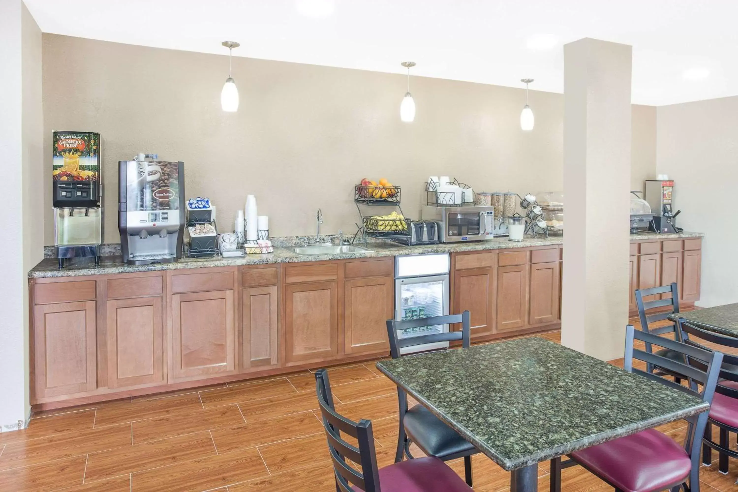 Restaurant/places to eat in Microtel Inn and Suites by Wyndham Appleton Restaurant/places to eat in Microtel Inn and Suites by Wyndham Appleton