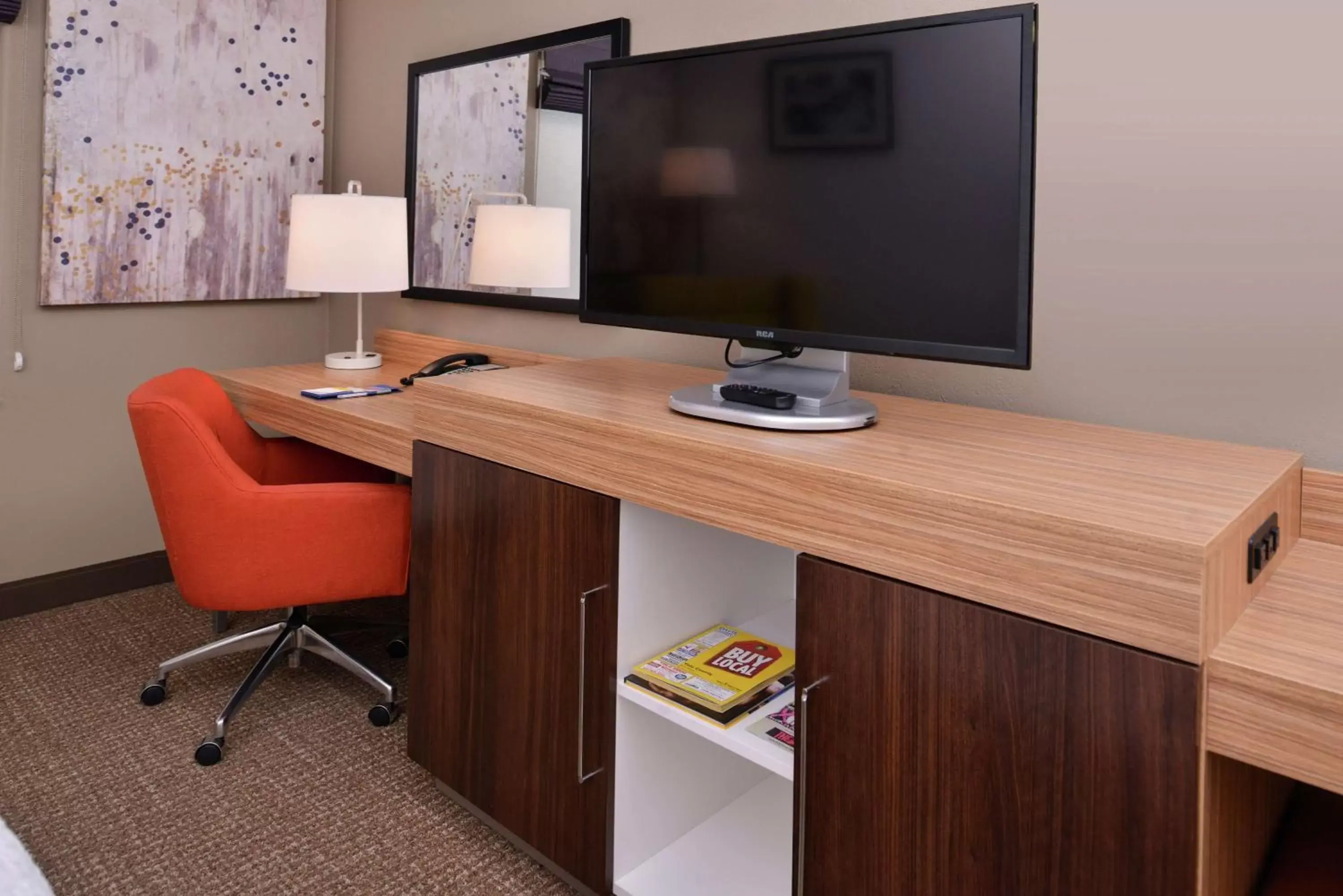 Bedroom, TV/Entertainment Center in Hampton Inn & Suites Woodland-Sacramento Area