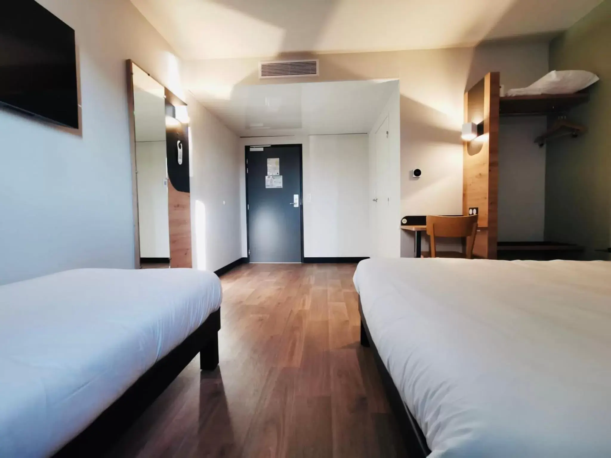 Bedroom, Bed in B&B HOTEL Saint-Martin-de-Crau Alpilles Camargue