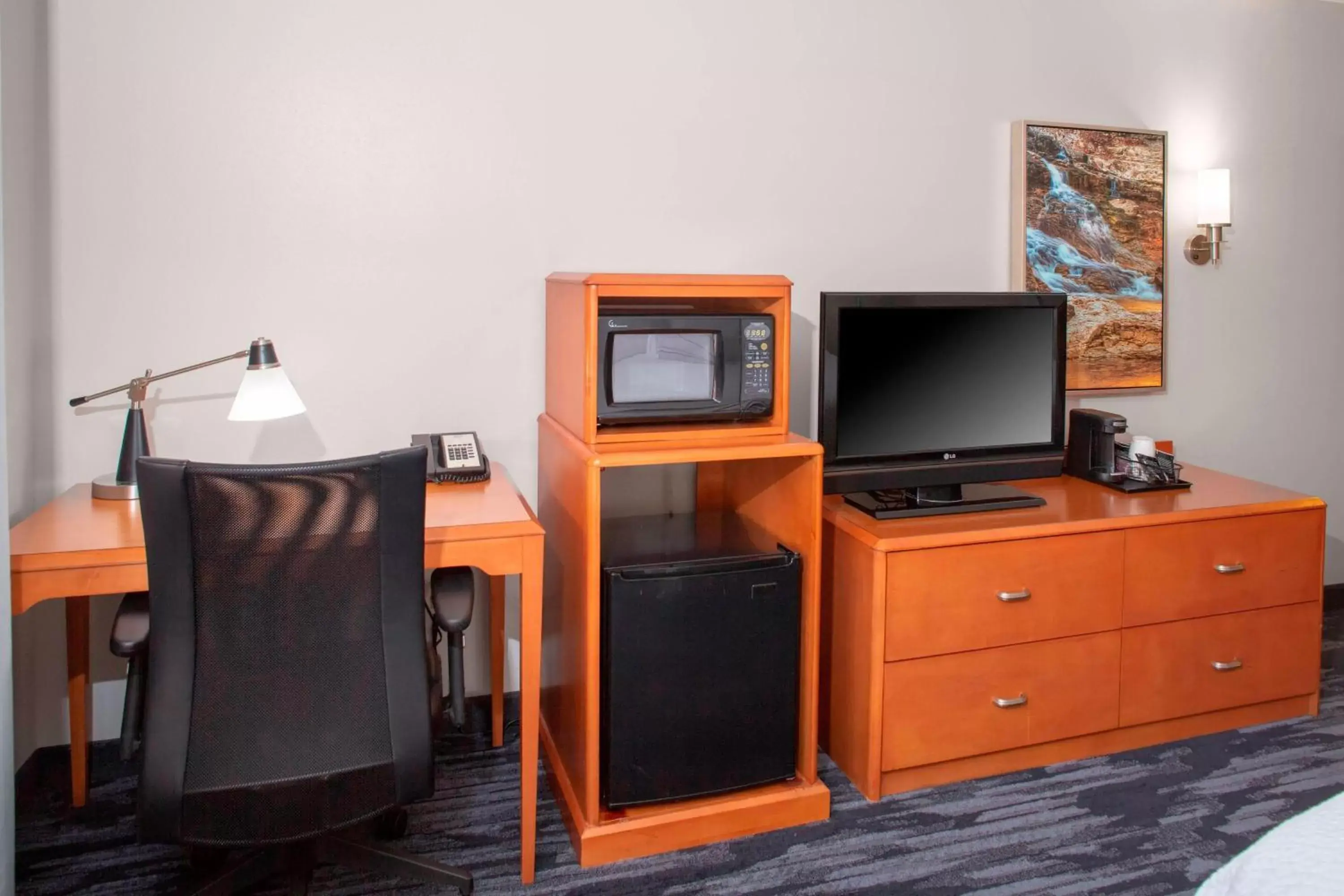Photo of the whole room, TV/Entertainment Center in Fairfield Inn and Suites by Marriott Gadsden